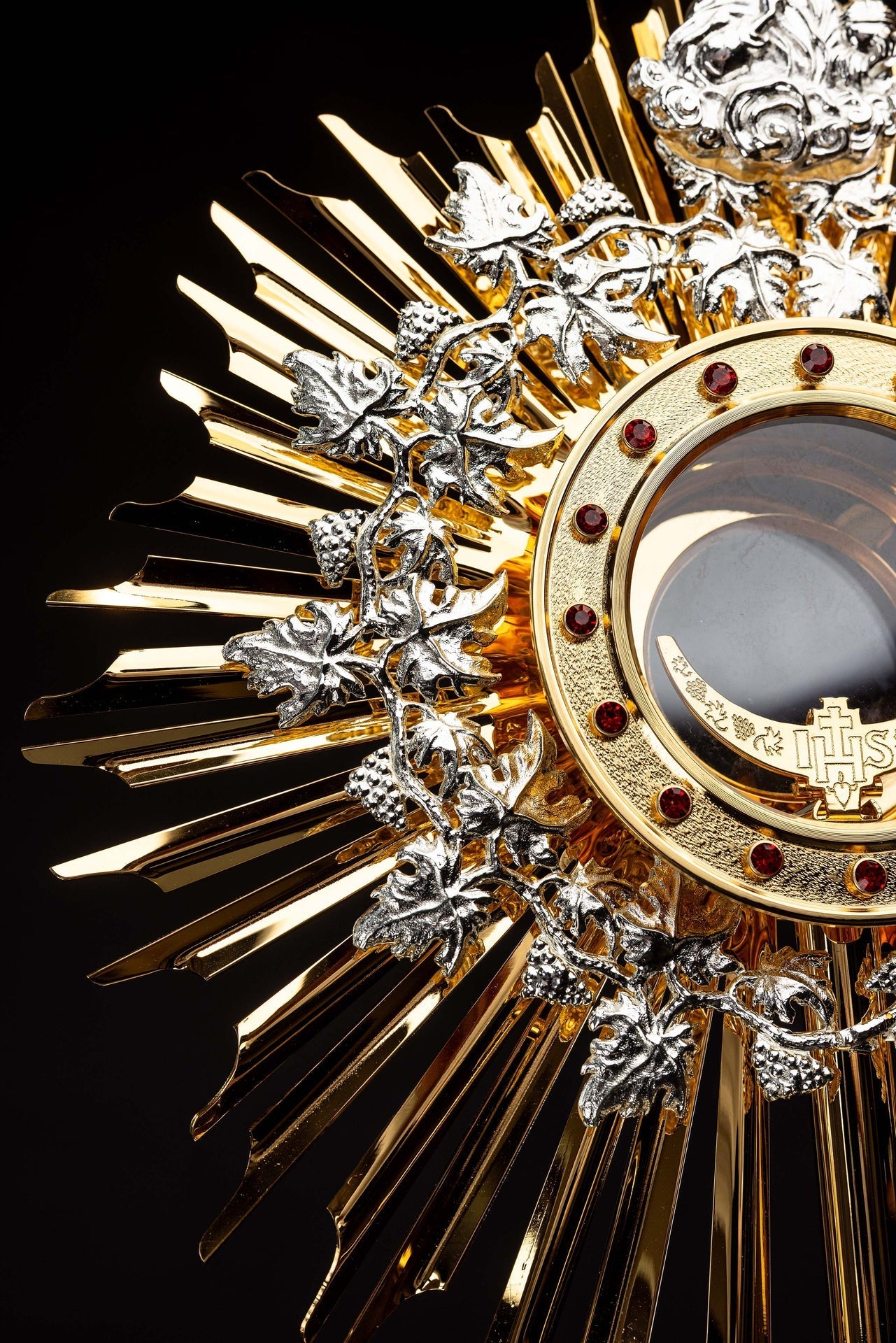 Ostensório dourado de latão feito à mão, adornado com rubis, para celebrações eucarísticas.