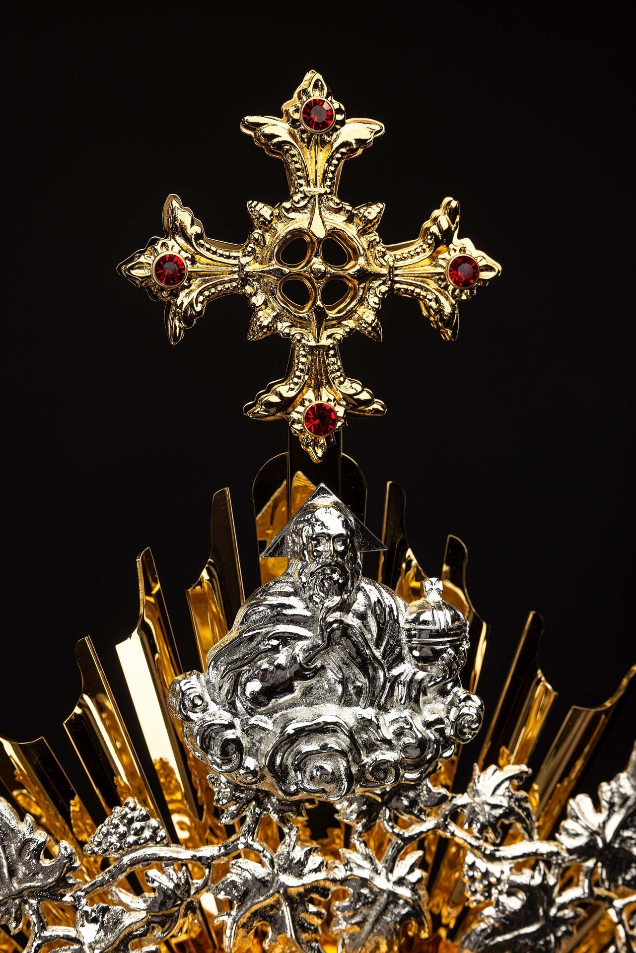 Ostensório dourado de latão feito à mão, adornado com rubis, para celebrações eucarísticas.
