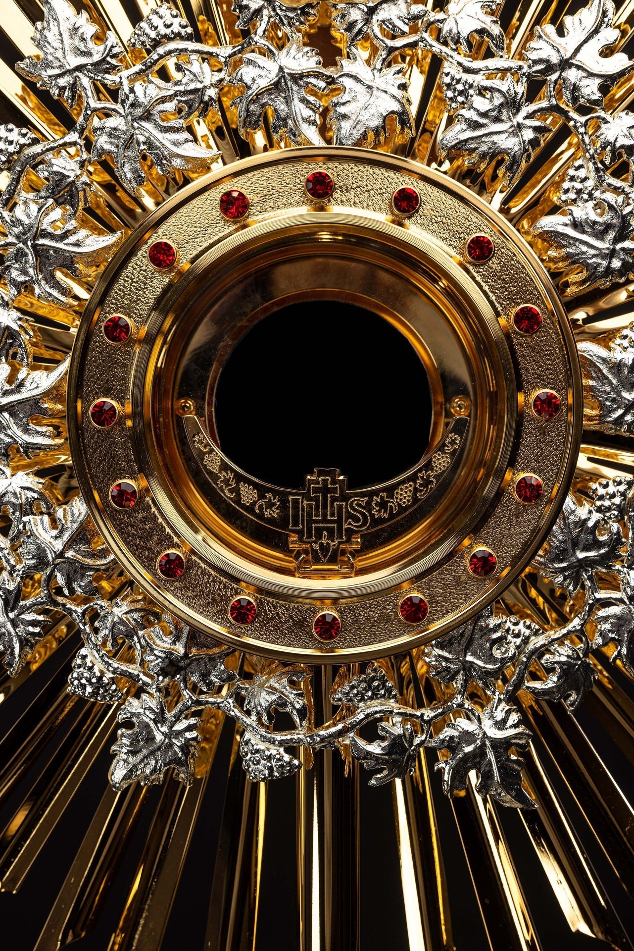 Ostensório dourado de latão feito à mão, adornado com rubis, para celebrações eucarísticas.