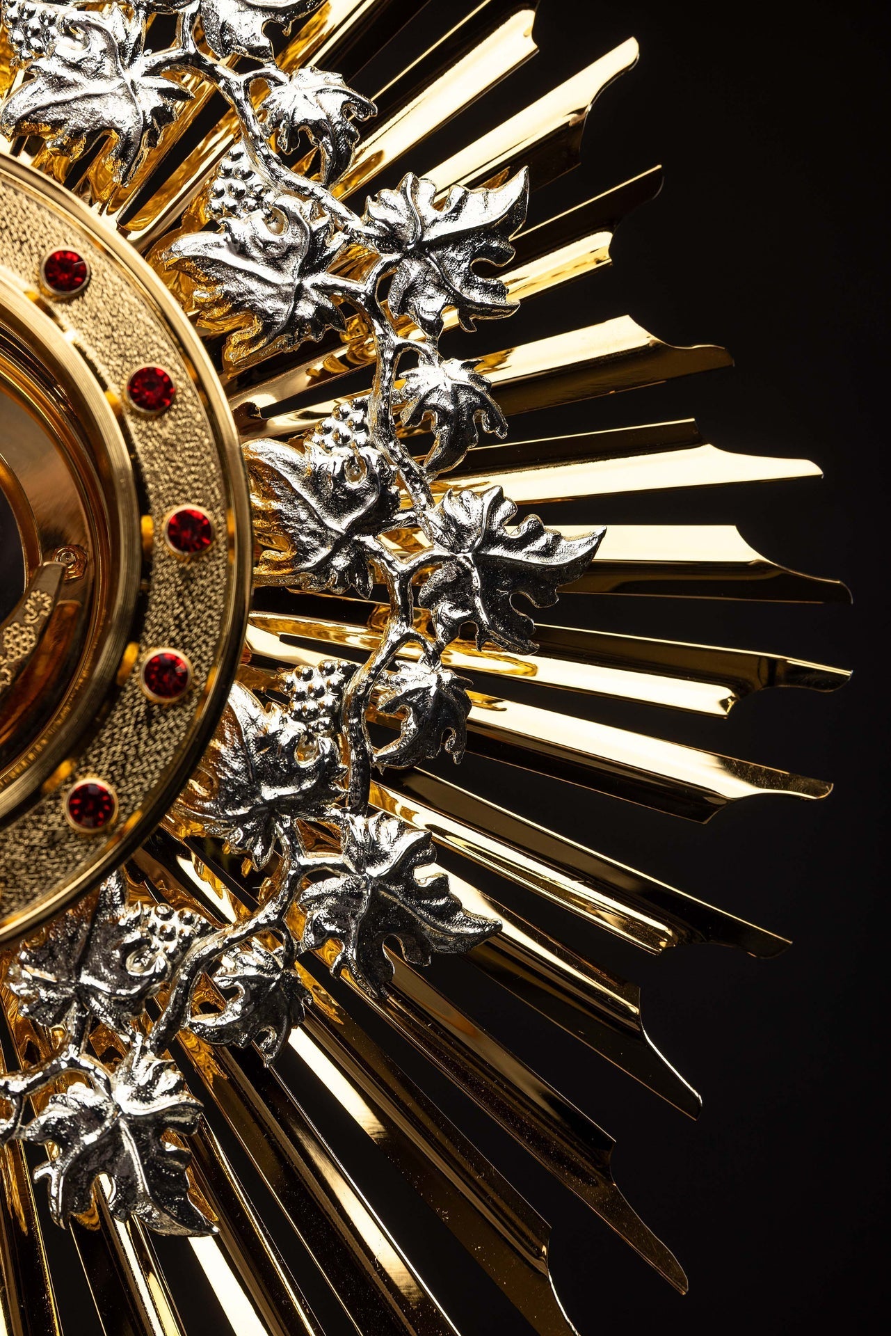 Ostensório dourado de latão feito à mão, adornado com rubis, para celebrações eucarísticas.