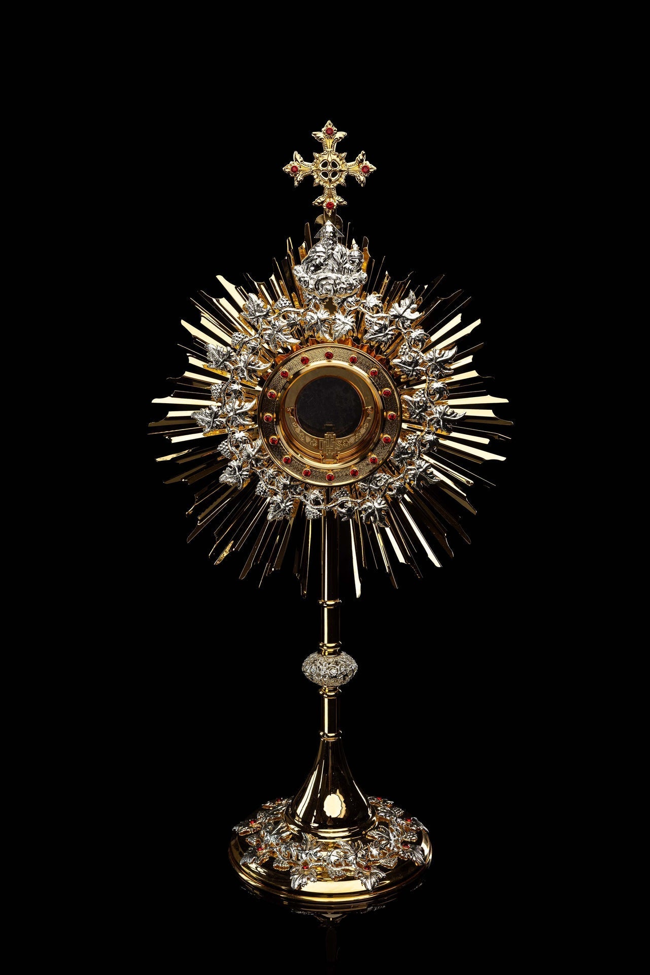 Ostensório dourado de latão feito à mão, adornado com rubis, para celebrações eucarísticas.
