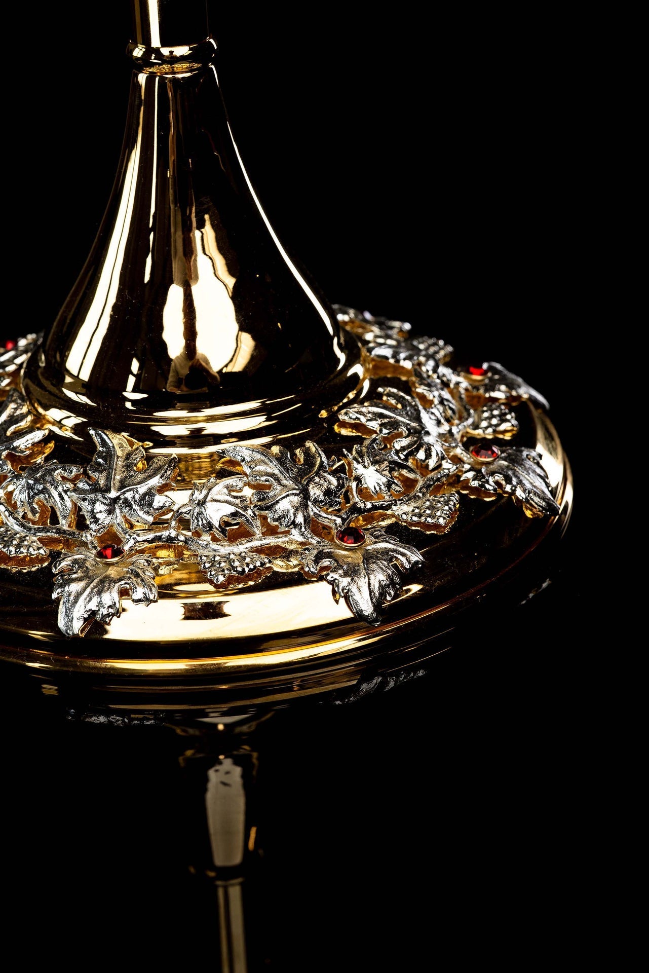 Ostensório dourado de latão feito à mão, adornado com rubis, para celebrações eucarísticas.