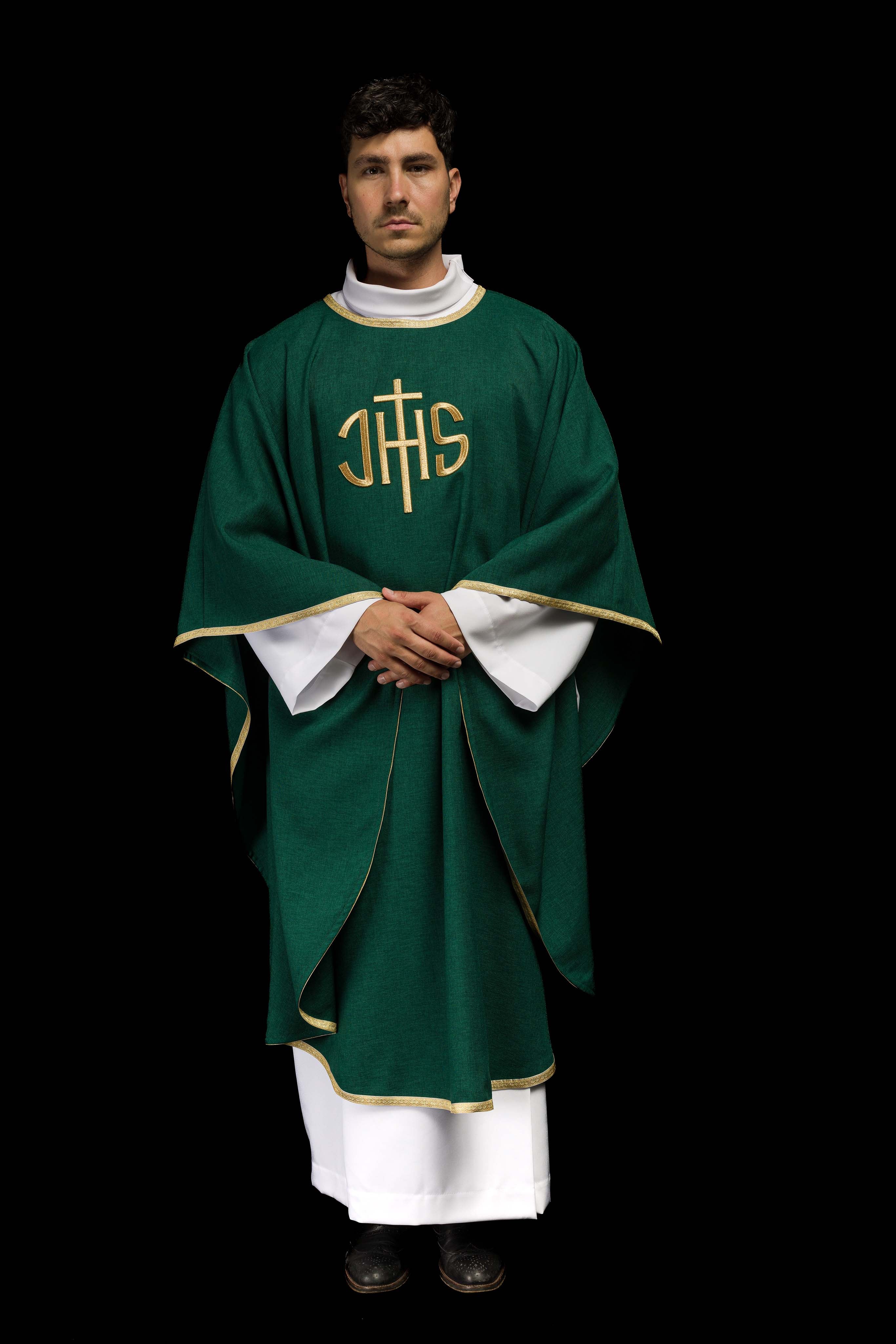 Casula litúrgica verde com bordado dourado IHS - chasubles.com.br