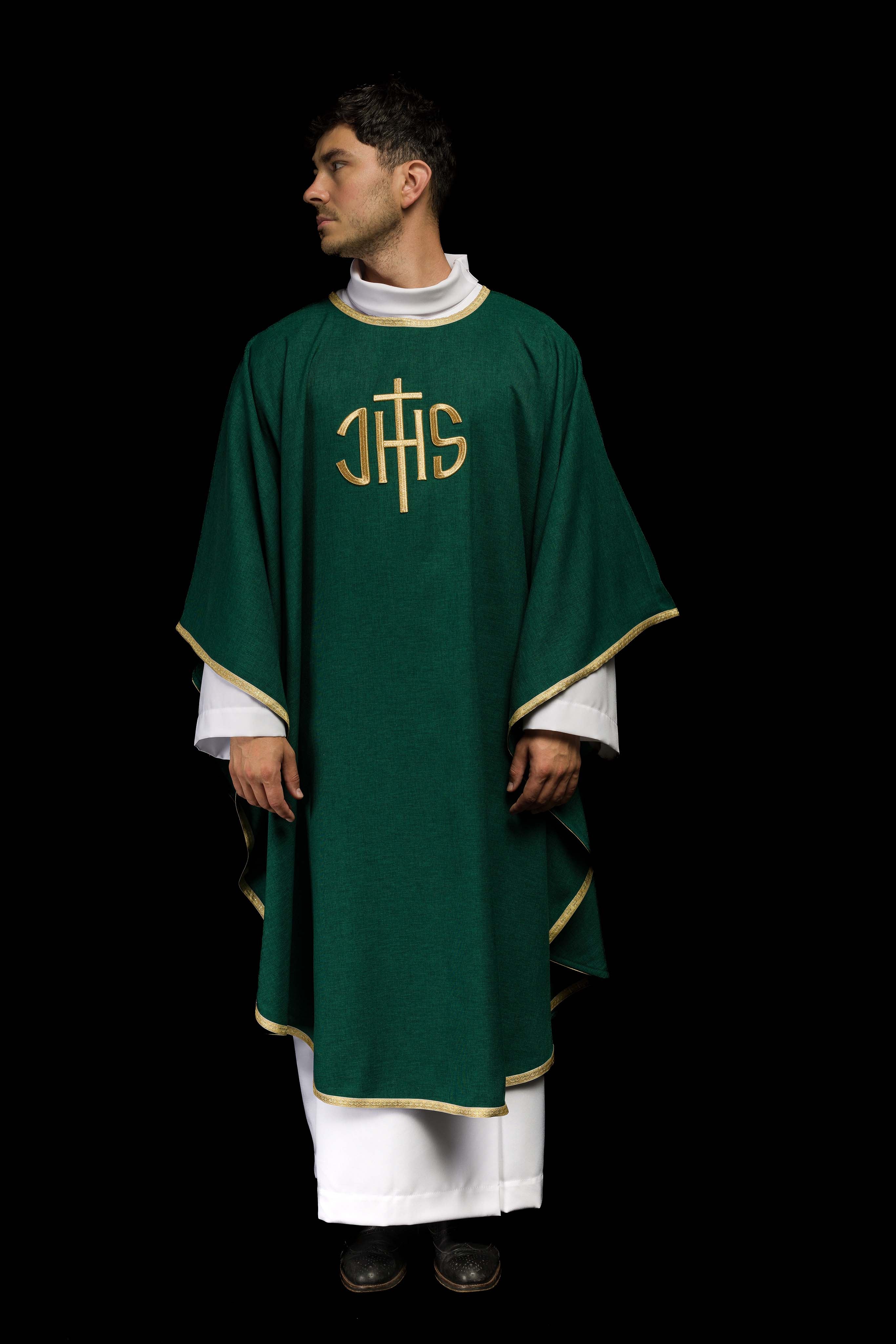 Casula litúrgica verde com bordado dourado IHS - chasubles.com.br