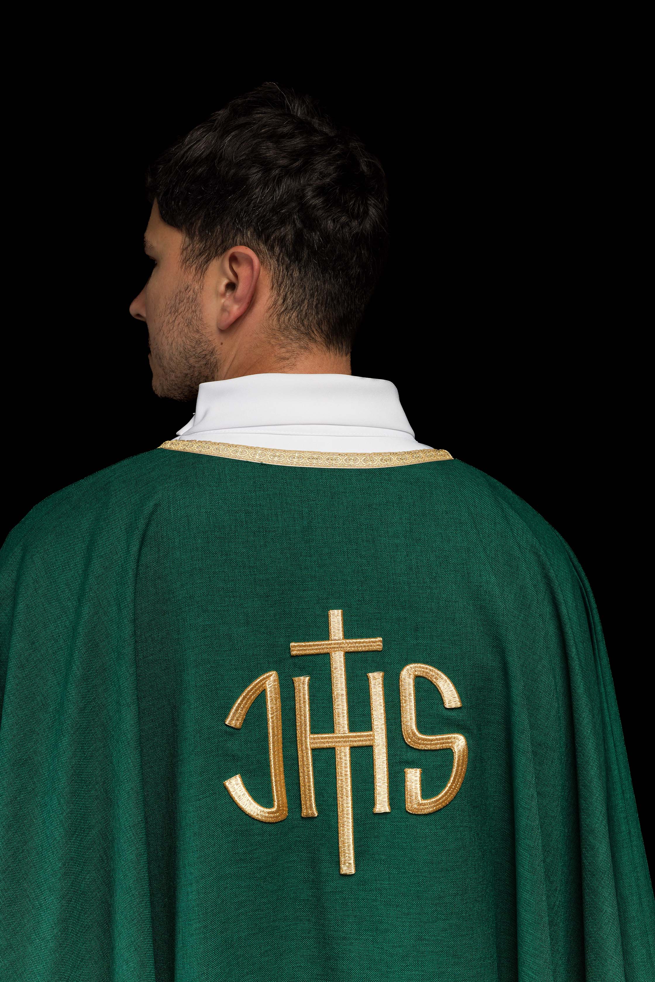 Casula litúrgica verde com bordado dourado IHS - chasubles.com.br