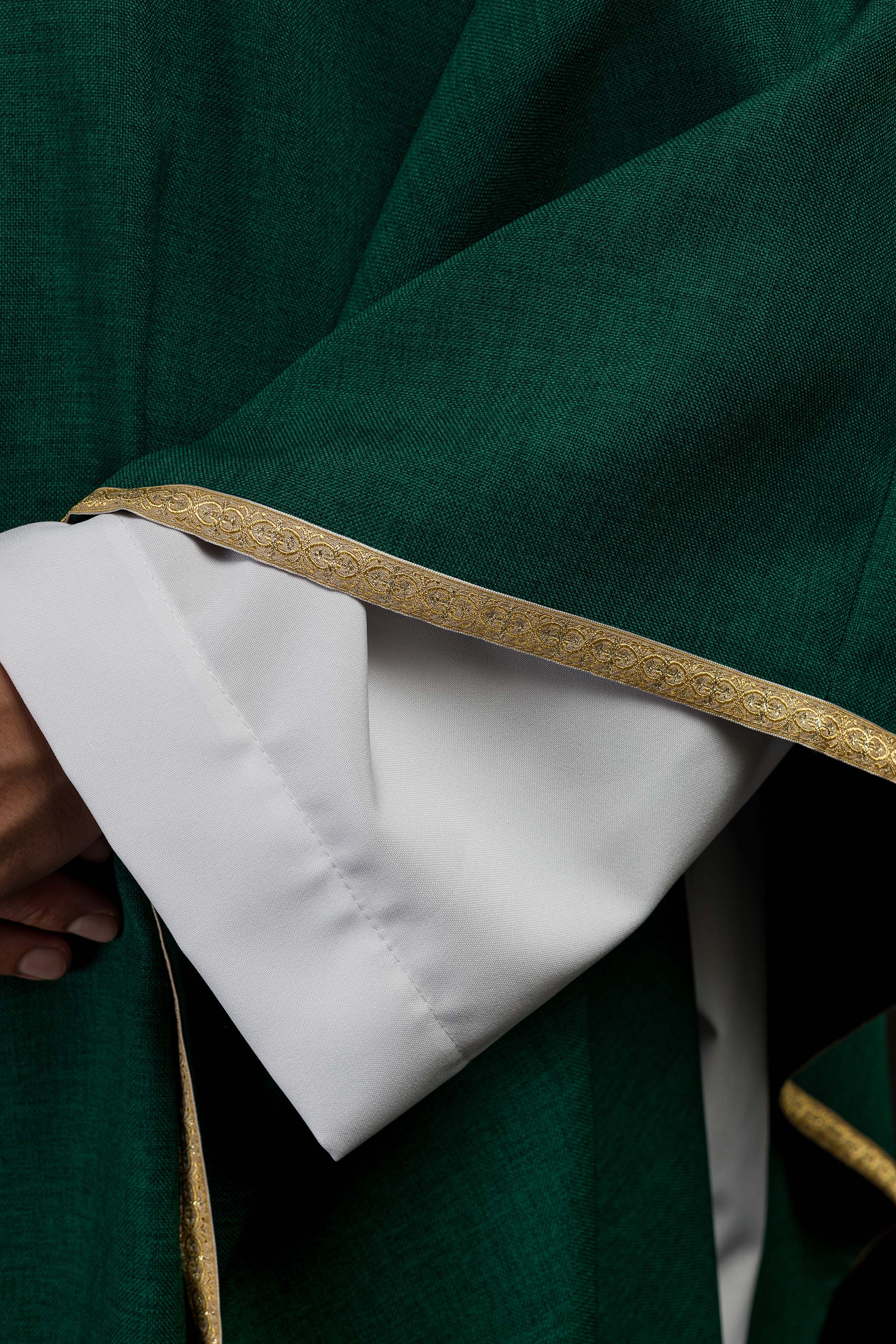 Casula litúrgica verde com bordado dourado IHS - chasubles.com.br