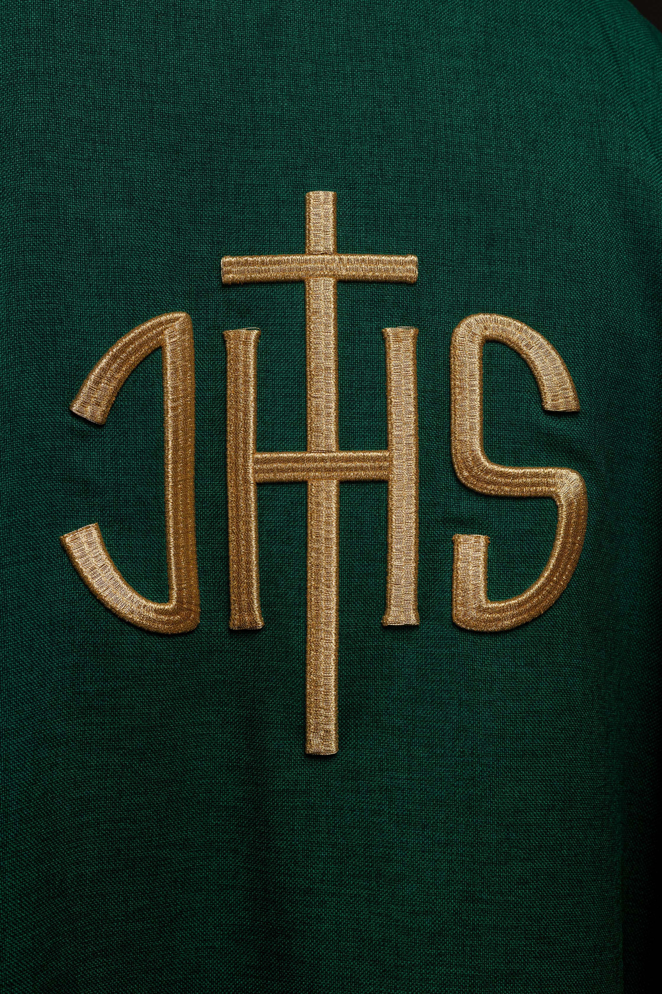 Casula litúrgica verde com bordado dourado IHS - chasubles.com.br