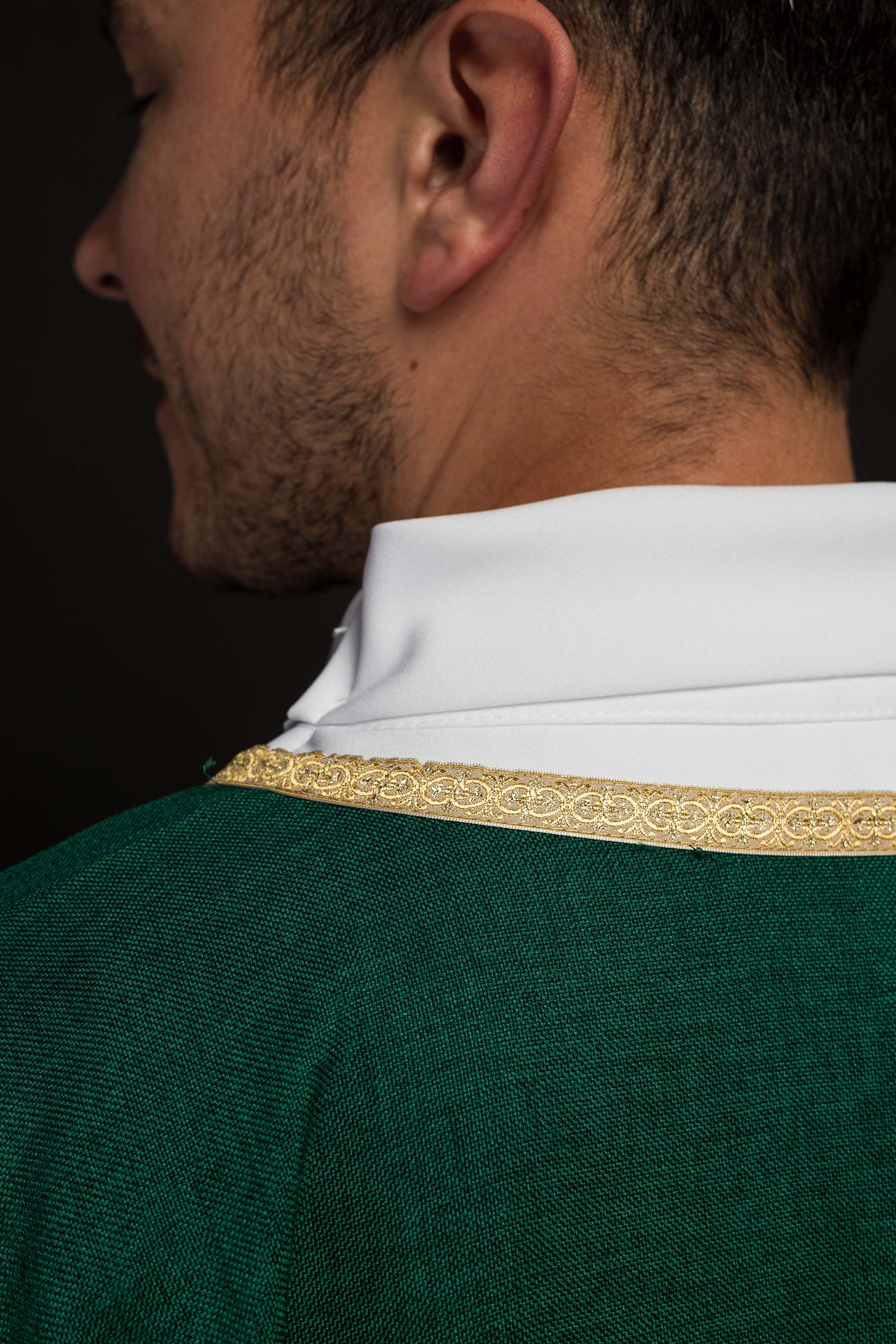 Casula litúrgica verde com bordado dourado IHS - chasubles.com.br