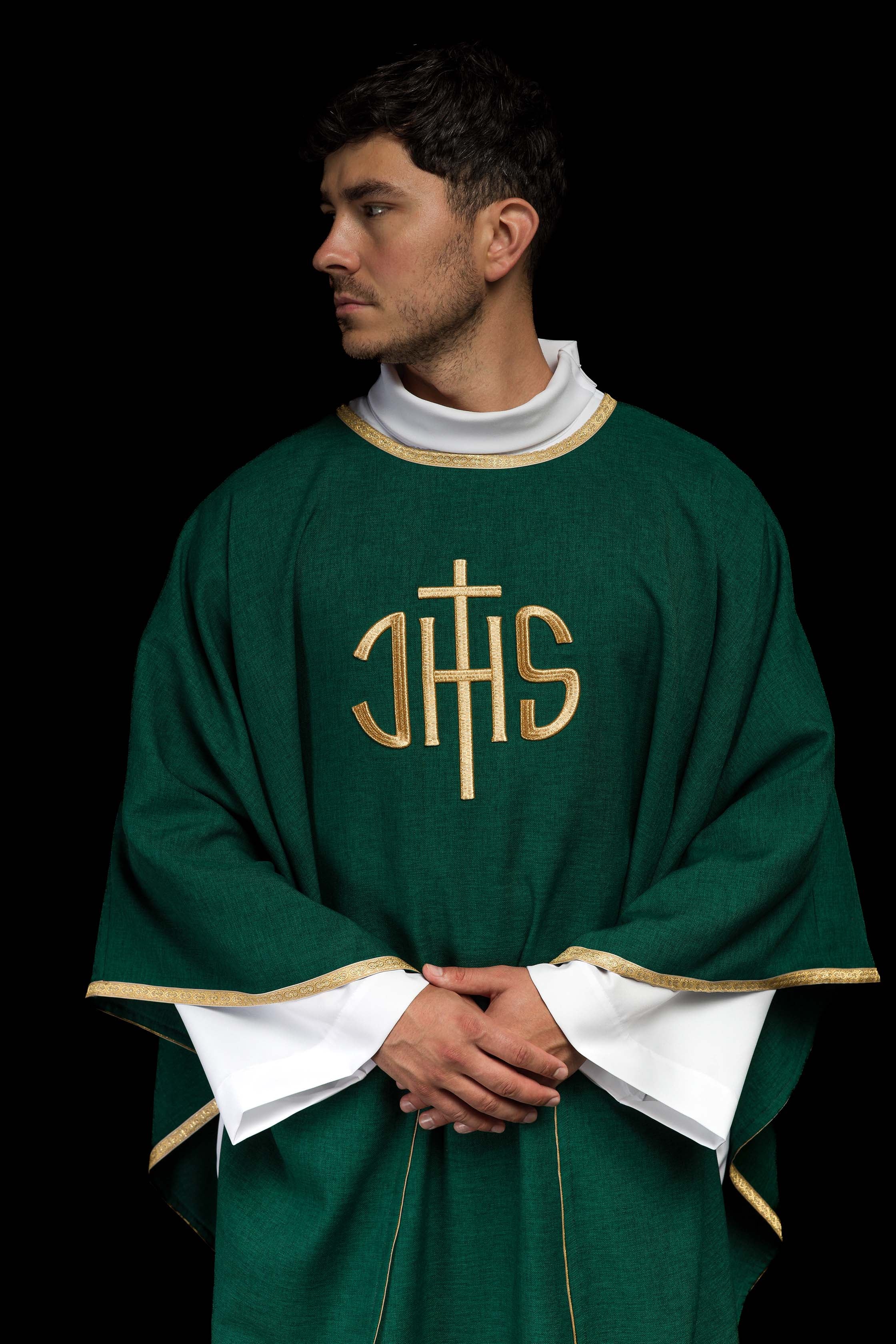 Casula litúrgica verde com bordado dourado IHS - chasubles.com.br