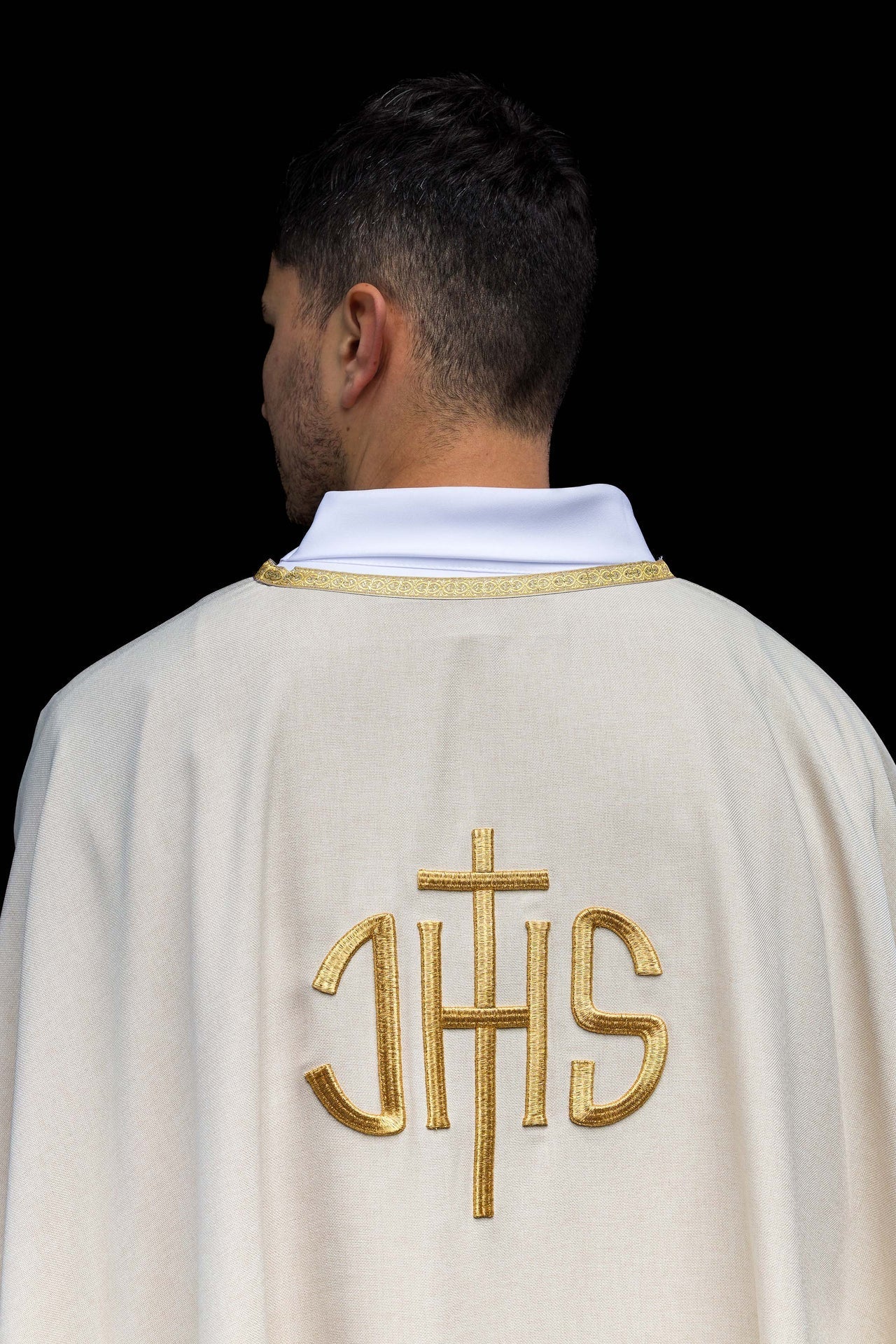 Casula ecru com bordado dourado IHS