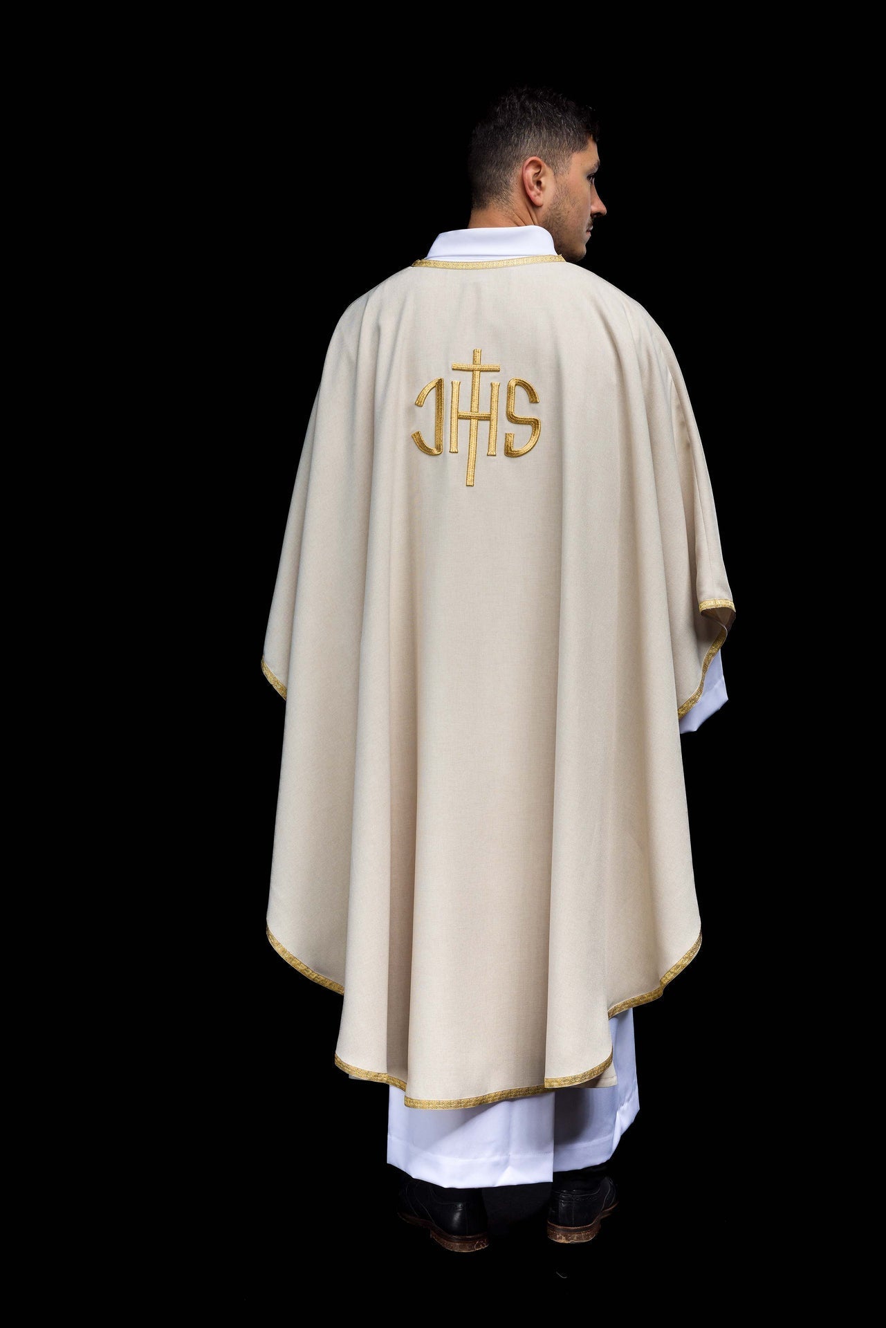 Casula ecru com bordado dourado IHS
