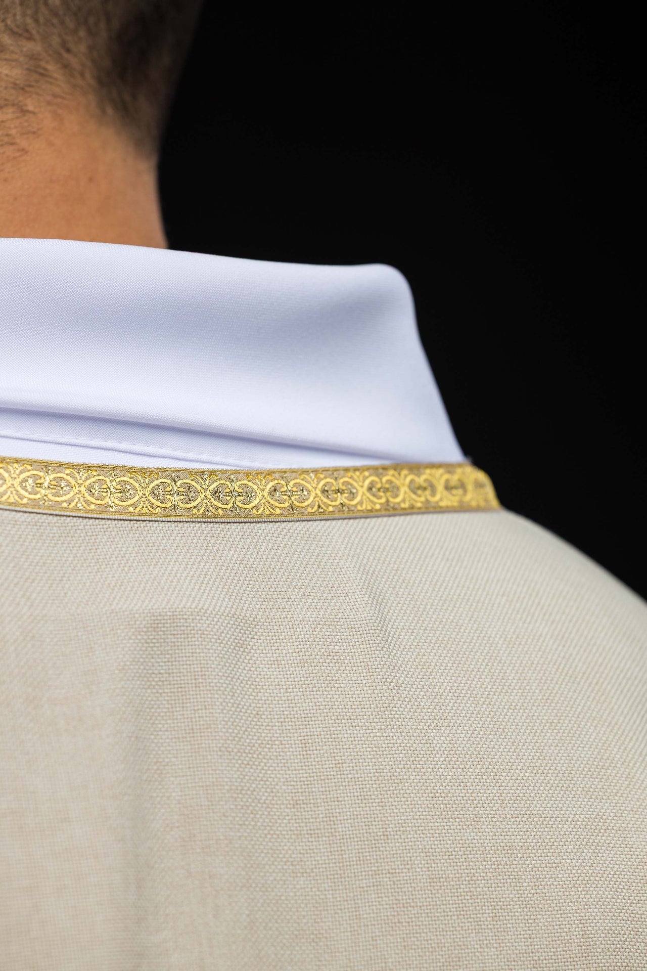 Casula ecru com bordado dourado IHS