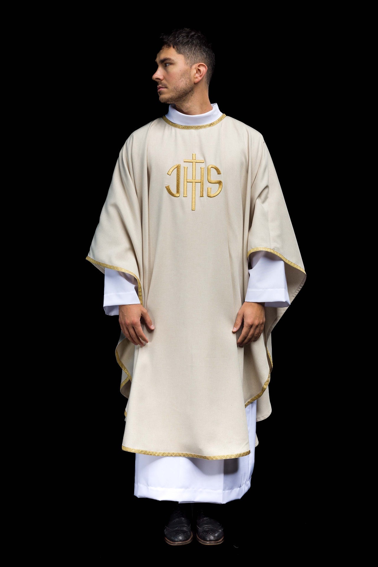 Casula ecru com bordado dourado IHS