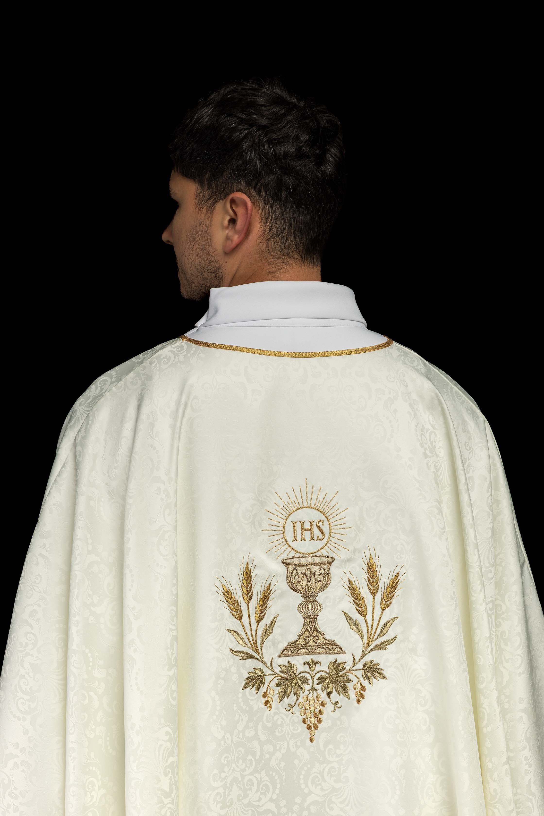 Casula litúrgica creme com bordado de cálice e hóstia em tecido jacquard