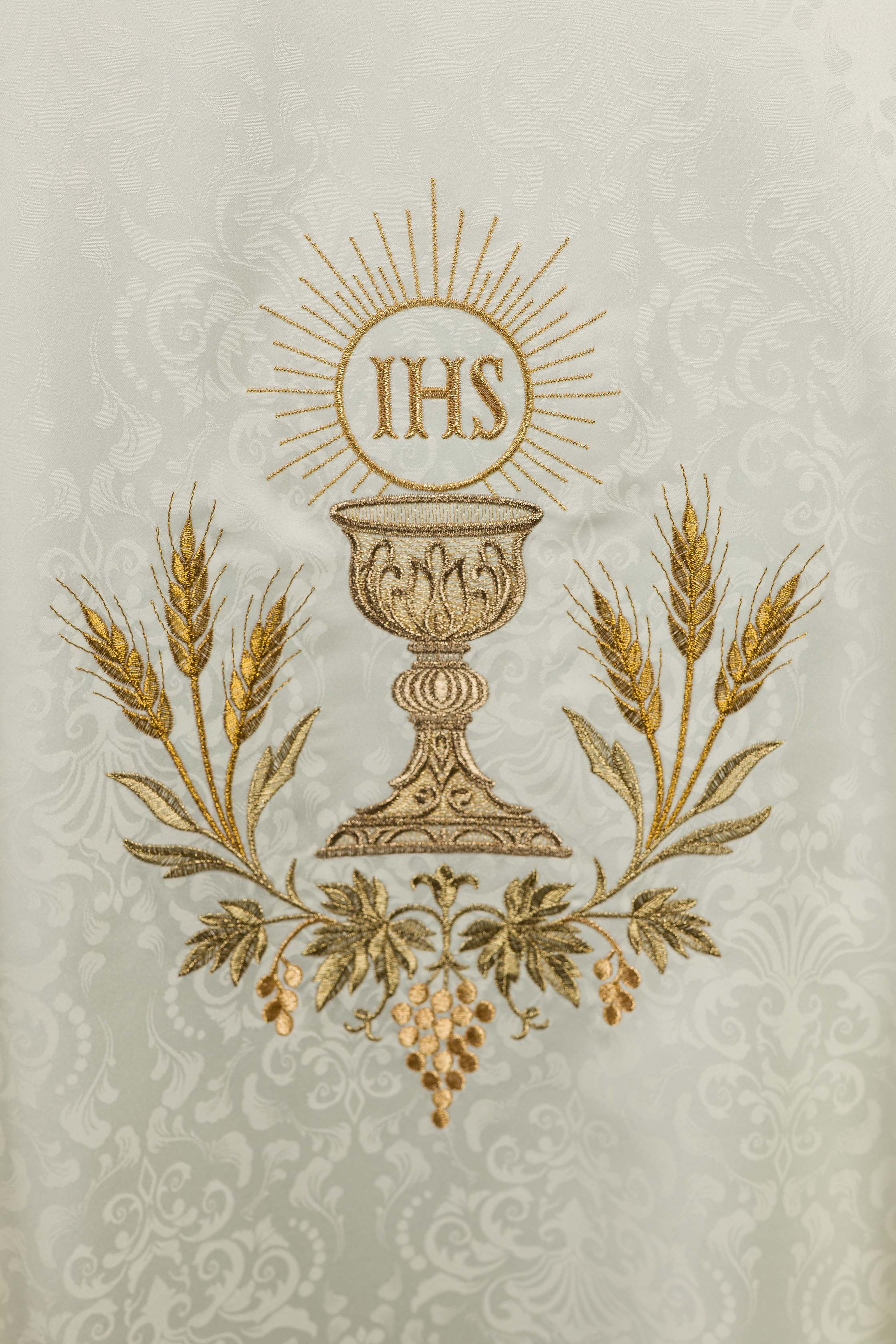 Casula litúrgica creme com bordado de cálice e hóstia em tecido jacquard