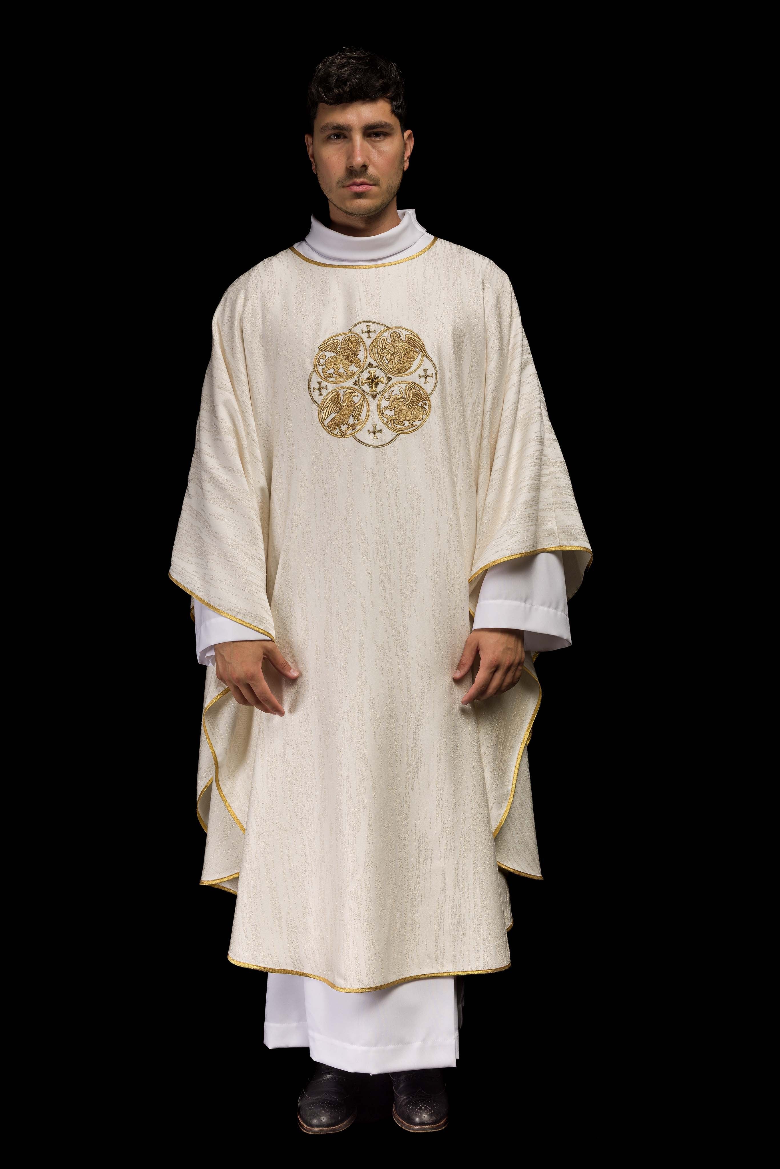Casula creme com bordado dos 4 Evangelistas em tecido ornamentado - chasubles.com.br