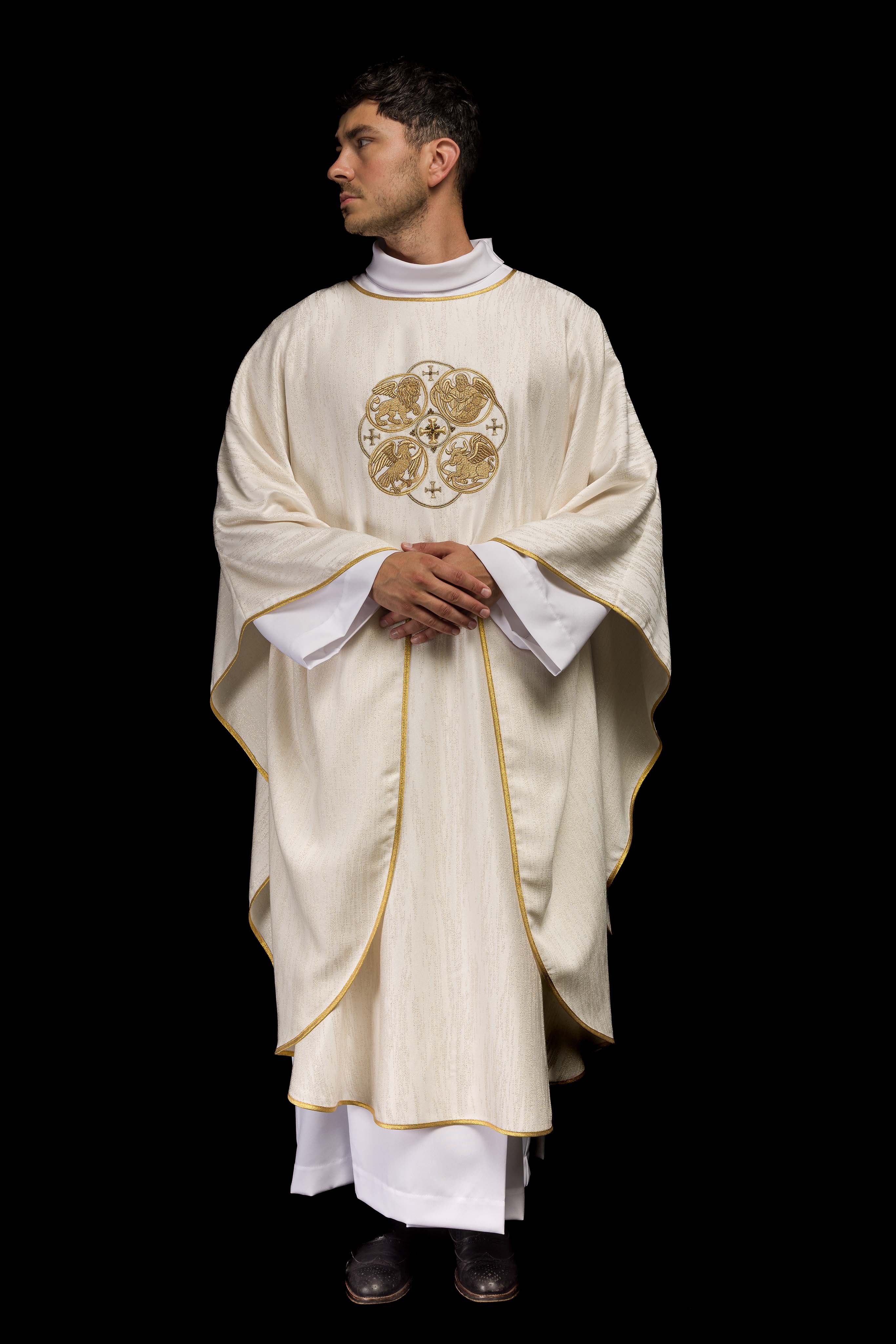 Casula creme com bordado dos 4 Evangelistas em tecido ornamentado - chasubles.com.br