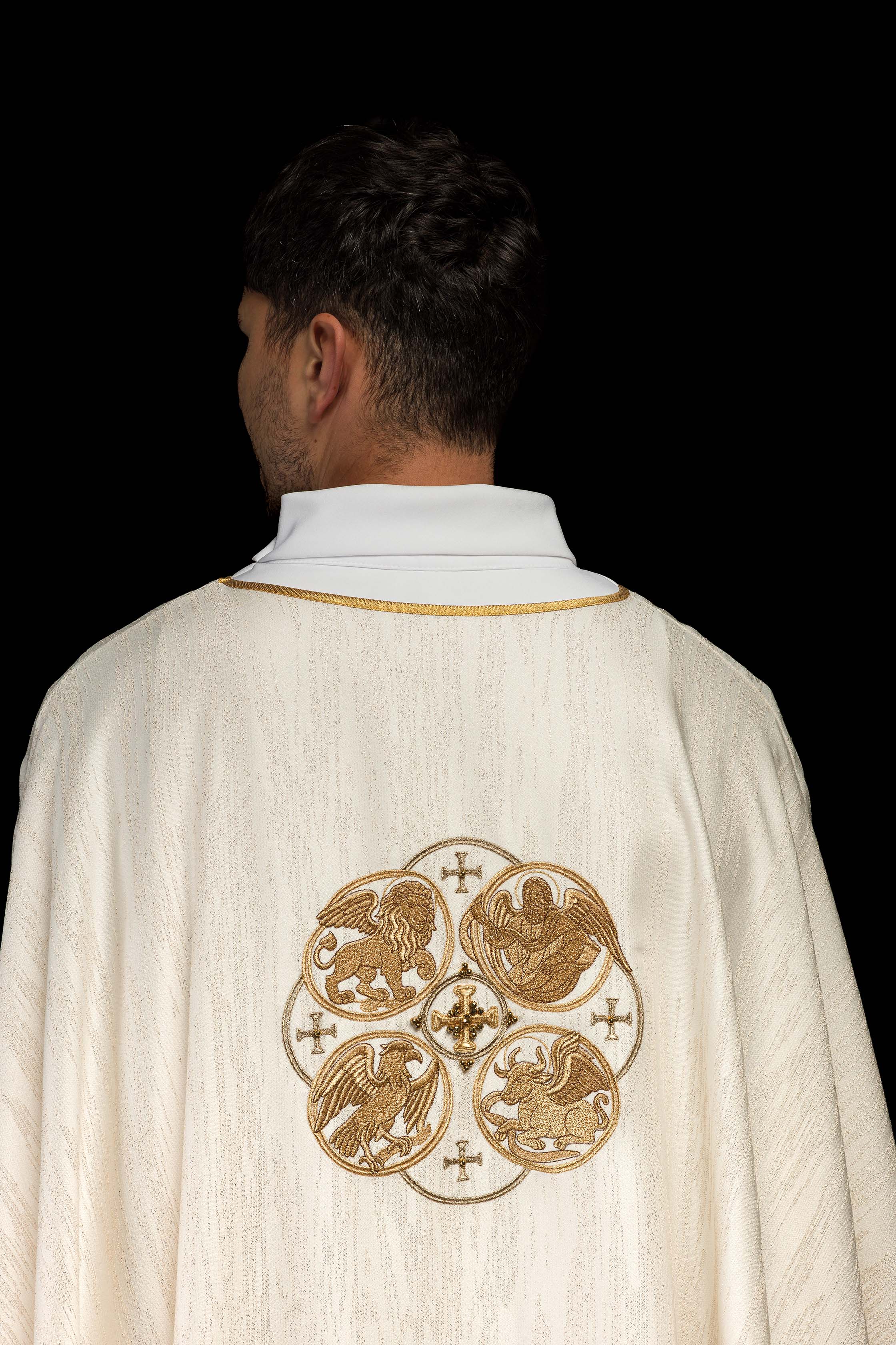 Casula creme com bordado dos 4 Evangelistas em tecido ornamentado - chasubles.com.br