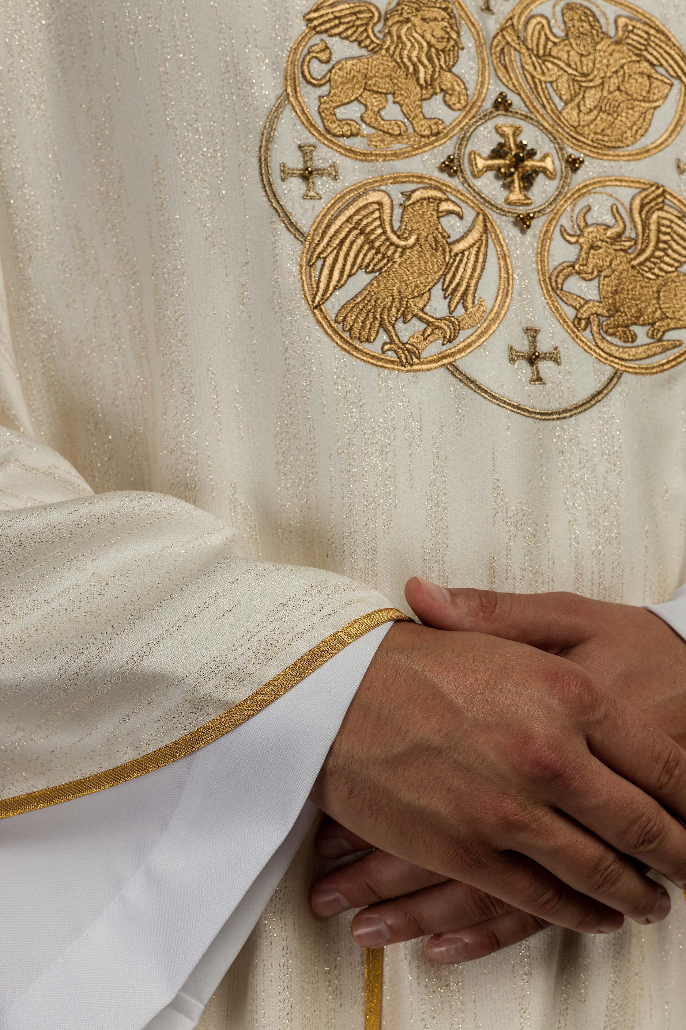 Casula creme com bordado dos 4 Evangelistas em tecido ornamentado - chasubles.com.br
