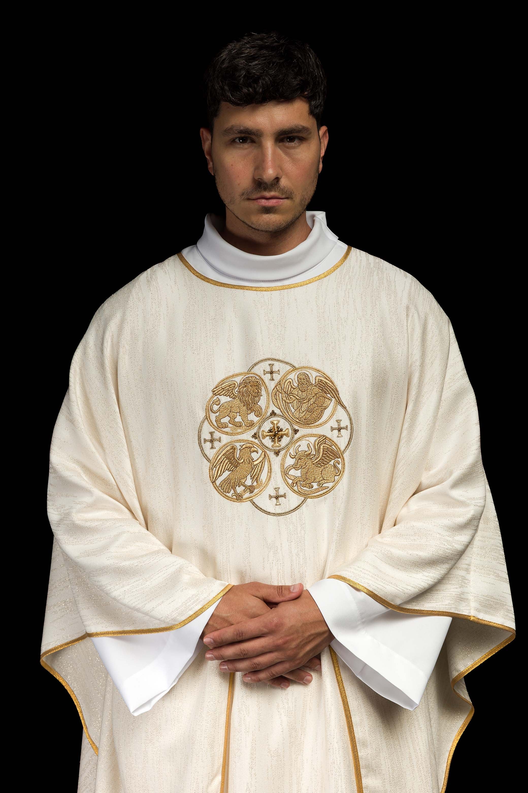 Casula creme com bordado dos 4 Evangelistas em tecido ornamentado - chasubles.com.br