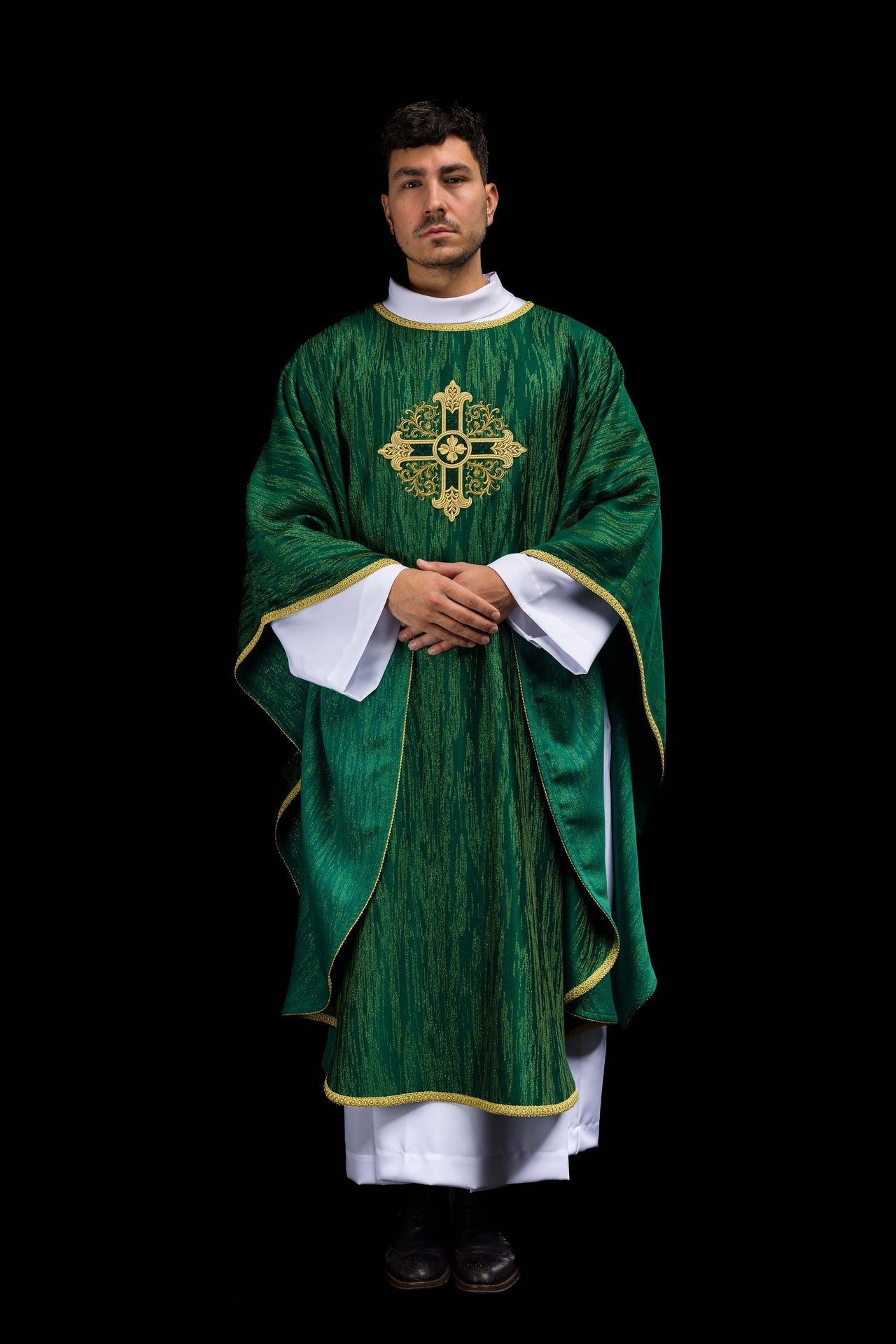 Casula verde com bordado de cruz em tecido ornamental