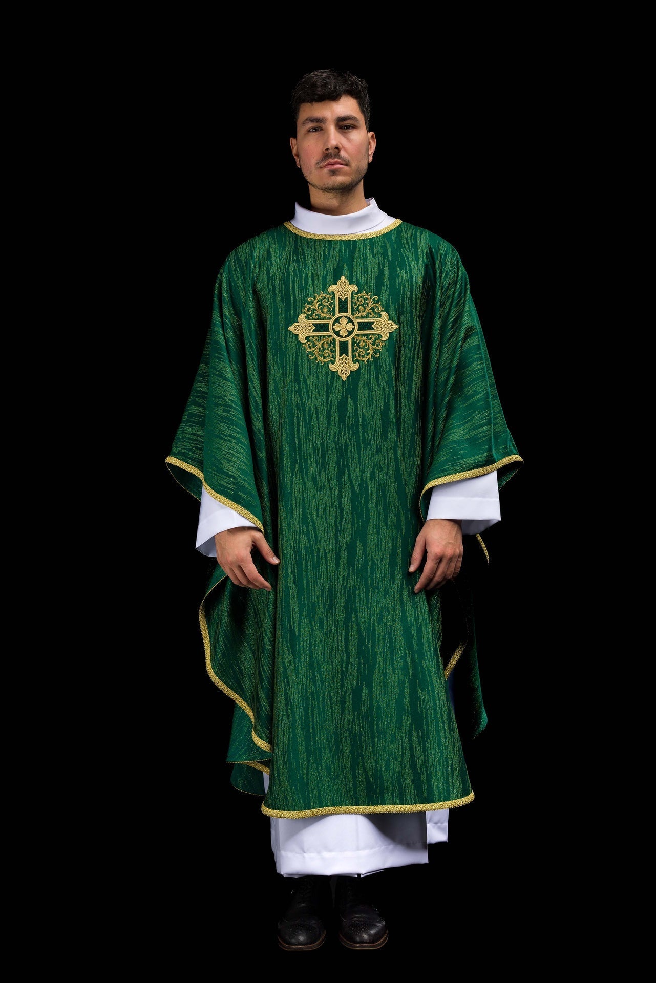 Casula verde com bordado de cruz em tecido ornamental