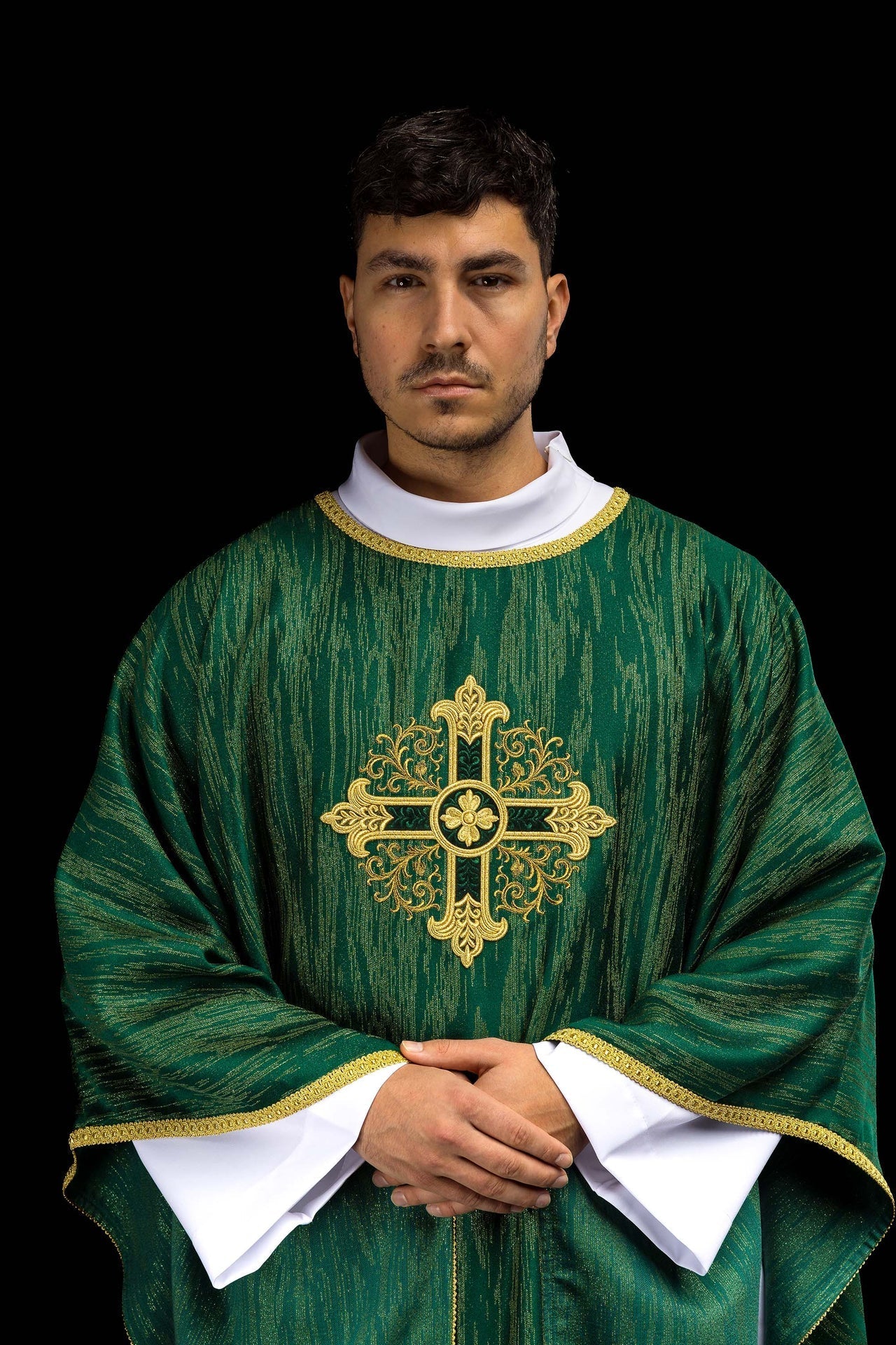 Casula verde com bordado de cruz em tecido ornamental