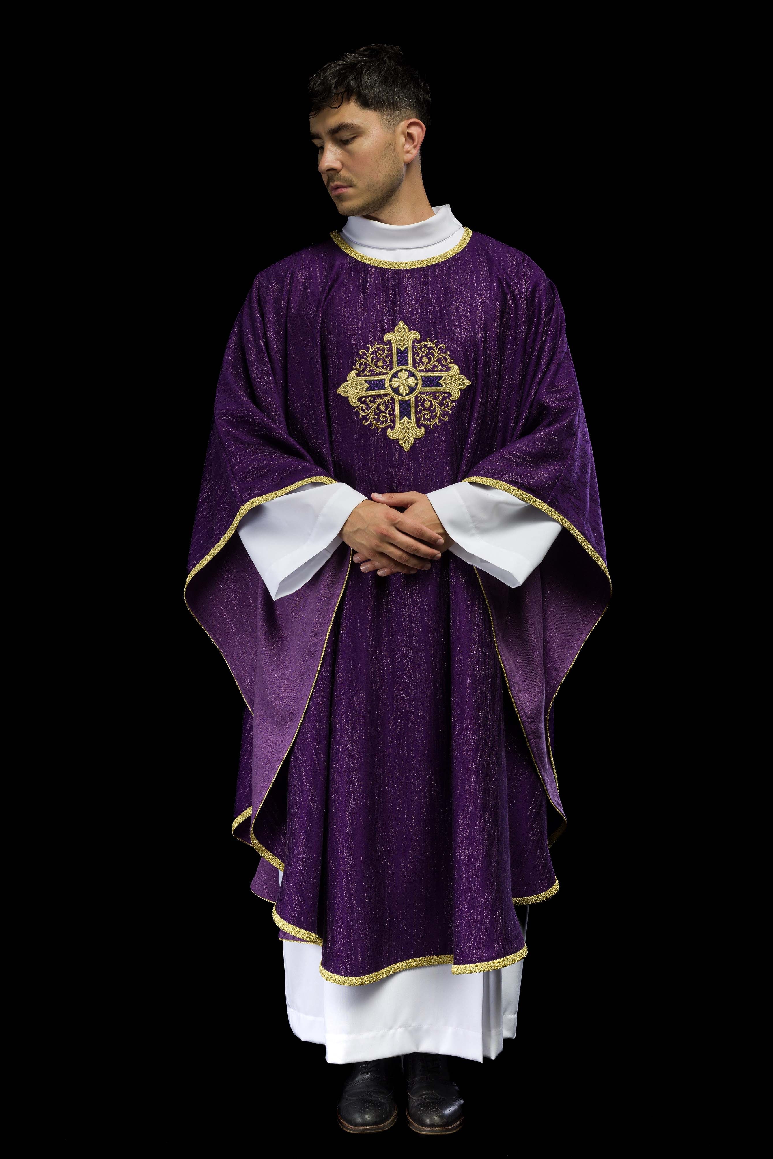 Casula roxa com bordado de cruz em tecido decorativo - chasubles.com.br