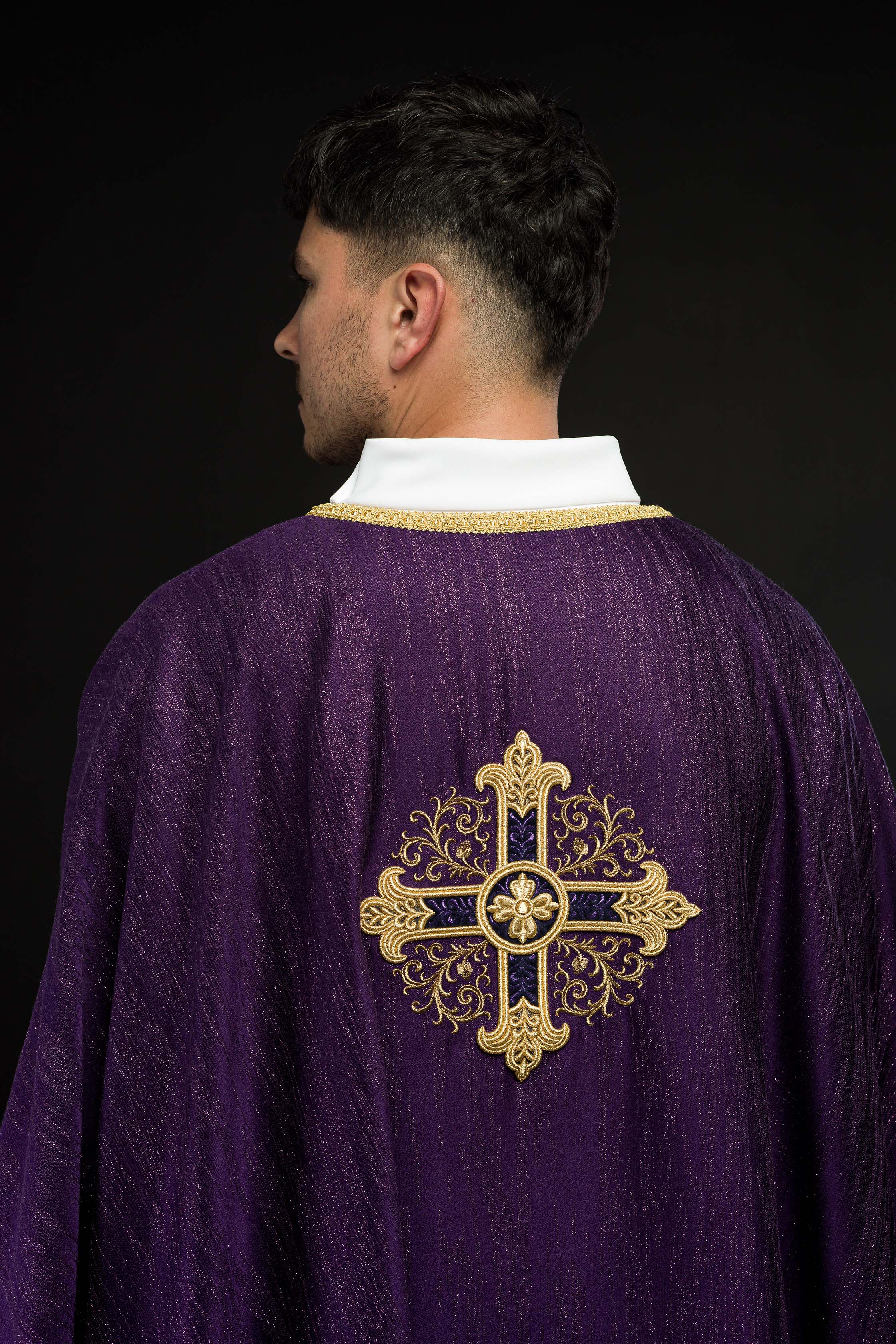 Casula roxa com bordado de cruz em tecido decorativo - chasubles.com.br