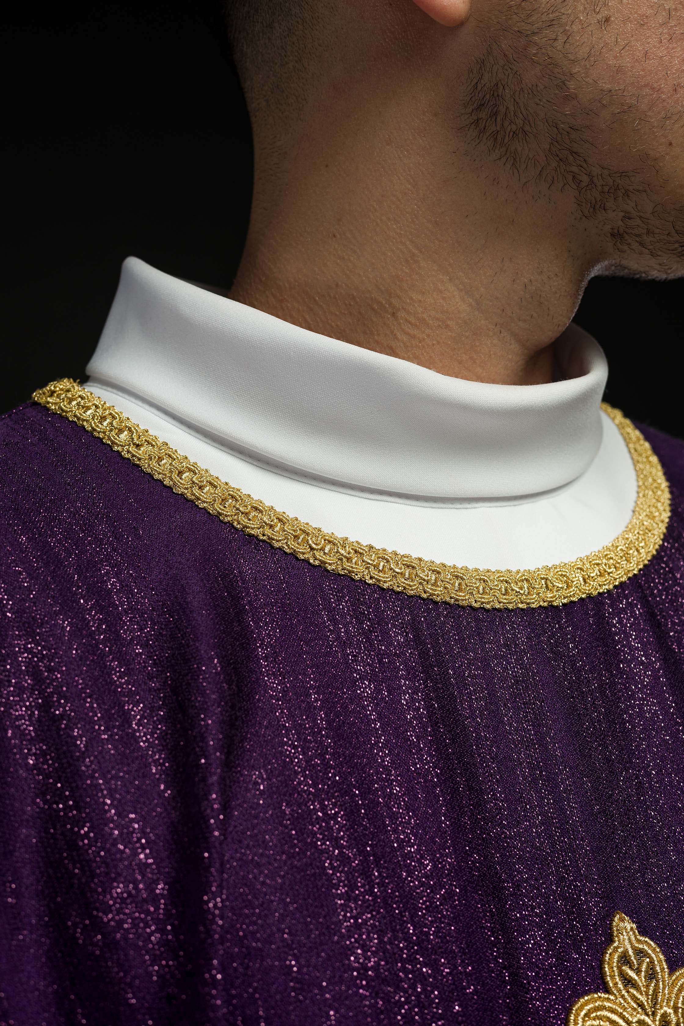 Casula roxa com bordado de cruz em tecido decorativo - chasubles.com.br