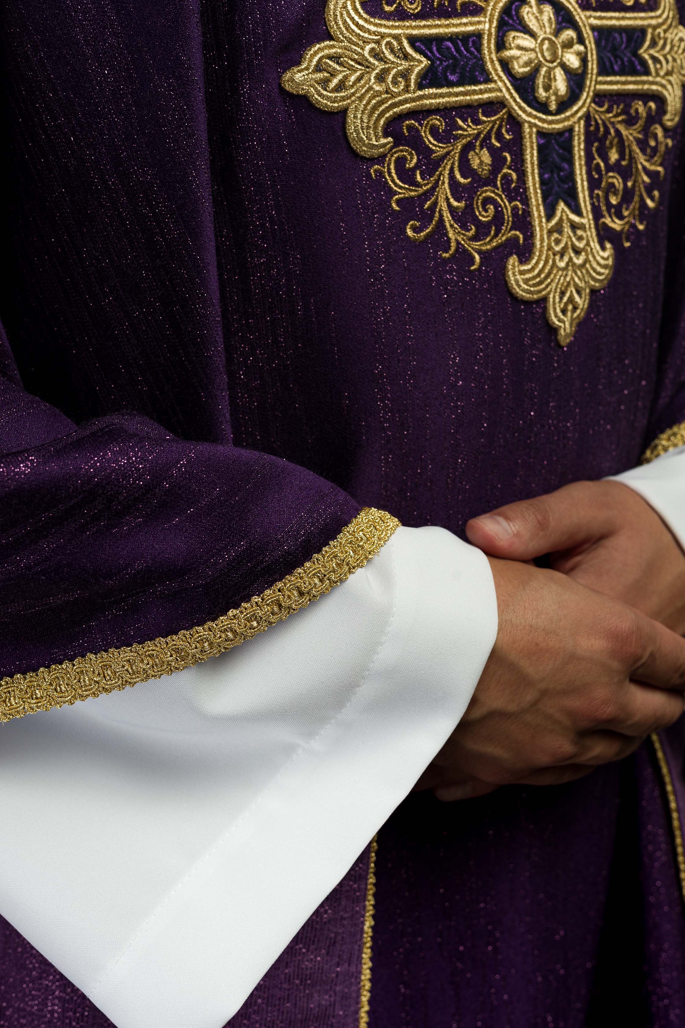 Casula roxa com bordado de cruz em tecido decorativo - chasubles.com.br