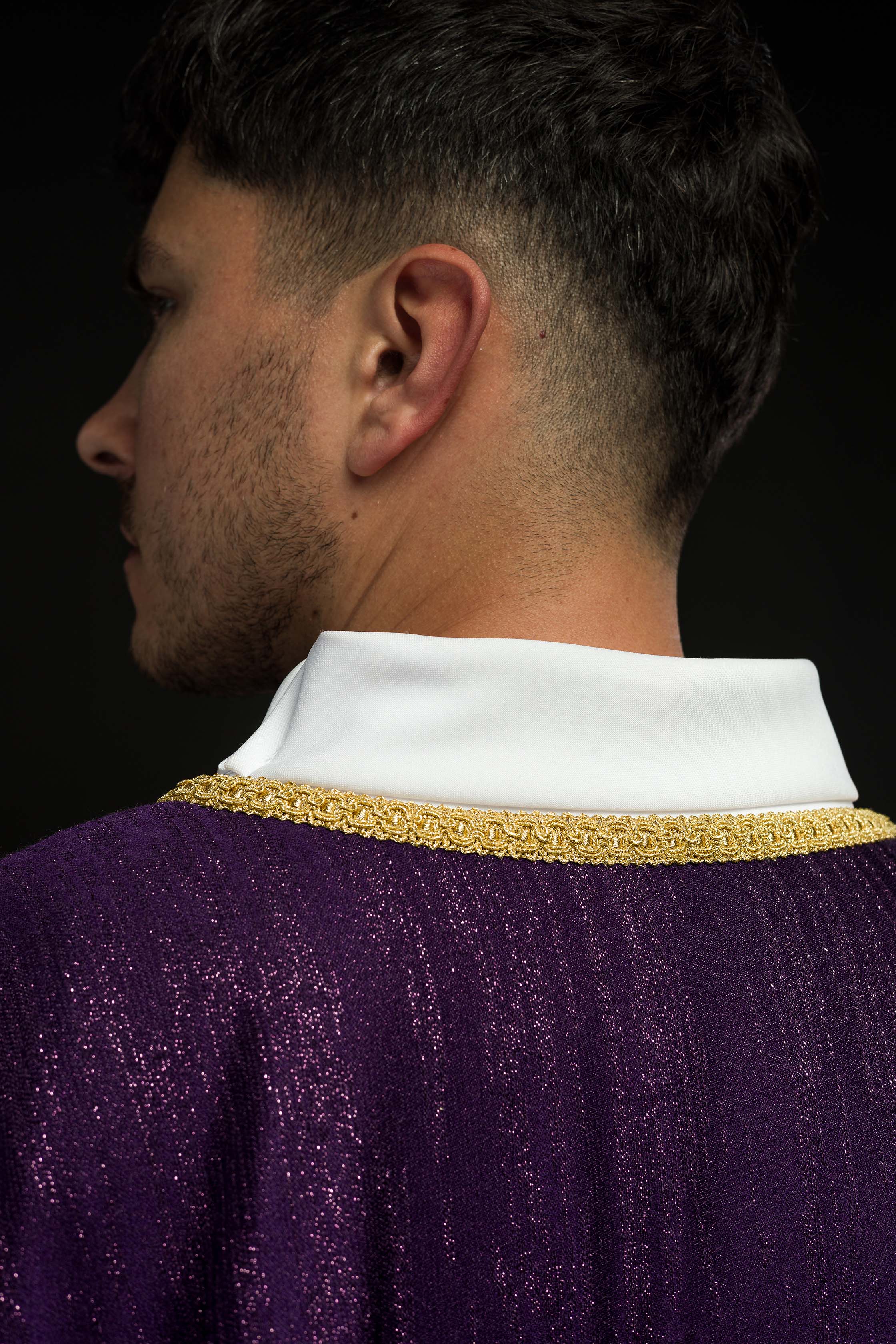 Casula roxa com bordado de cruz em tecido decorativo - chasubles.com.br