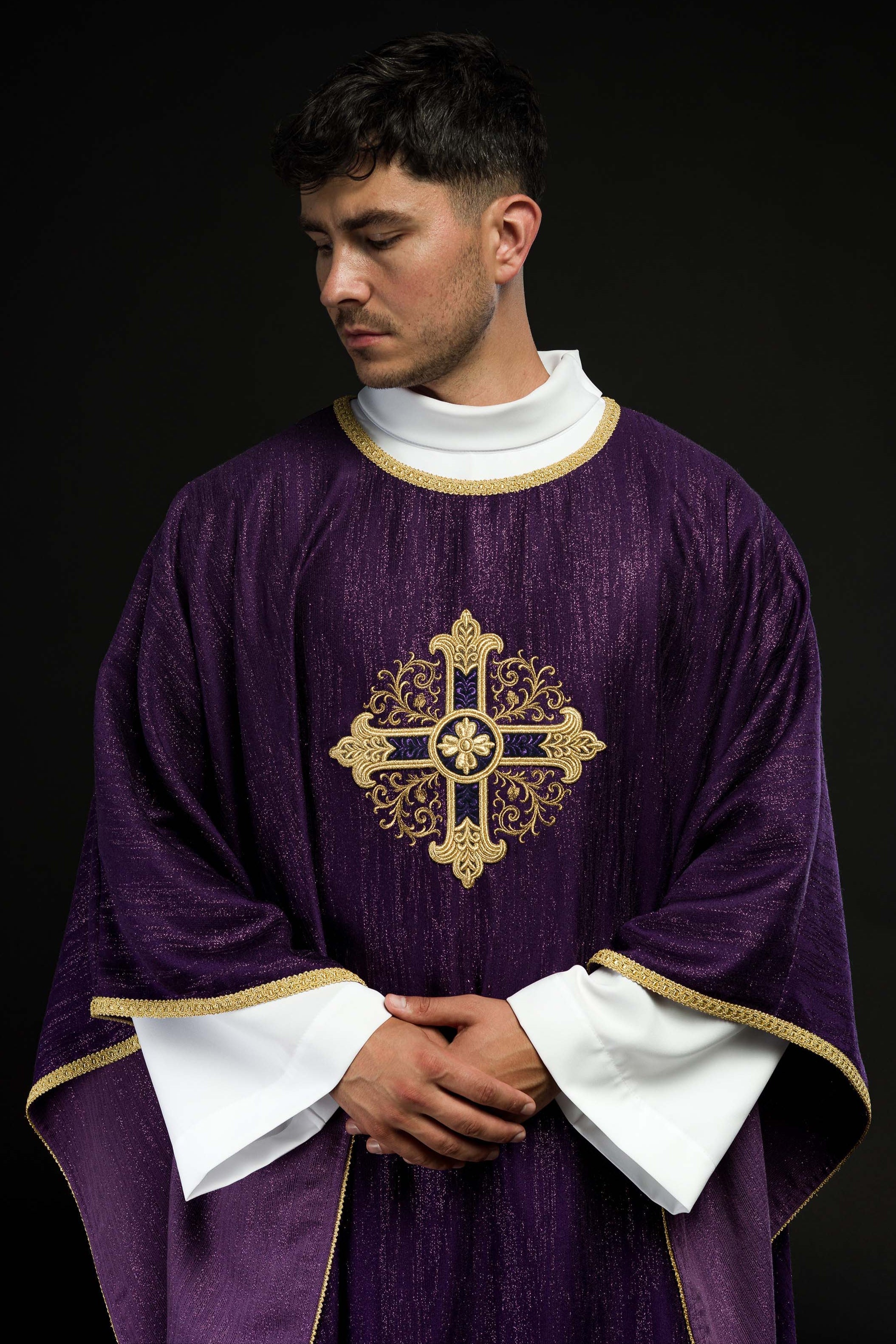 Casula roxa com bordado de cruz em tecido decorativo - chasubles.com.br