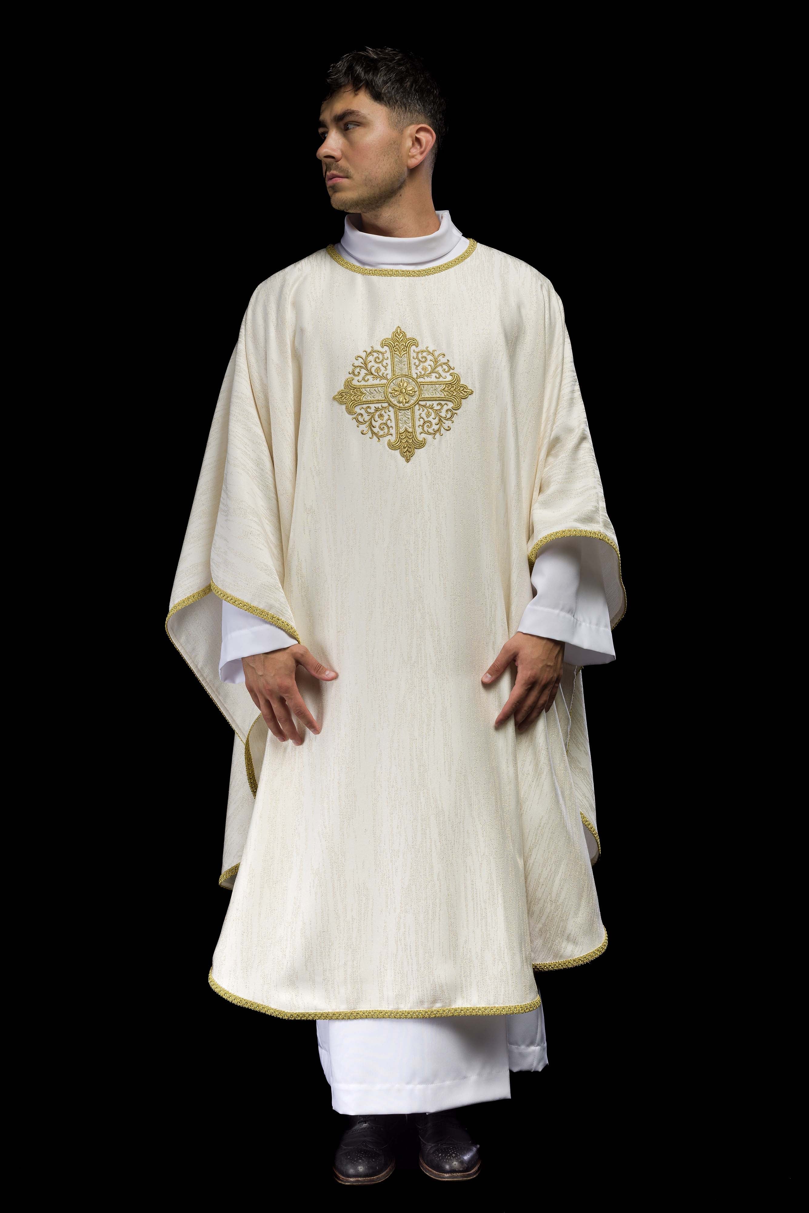 Casula creme com motivo de cruz bordada em tecido decorativo - chasubles.com.br