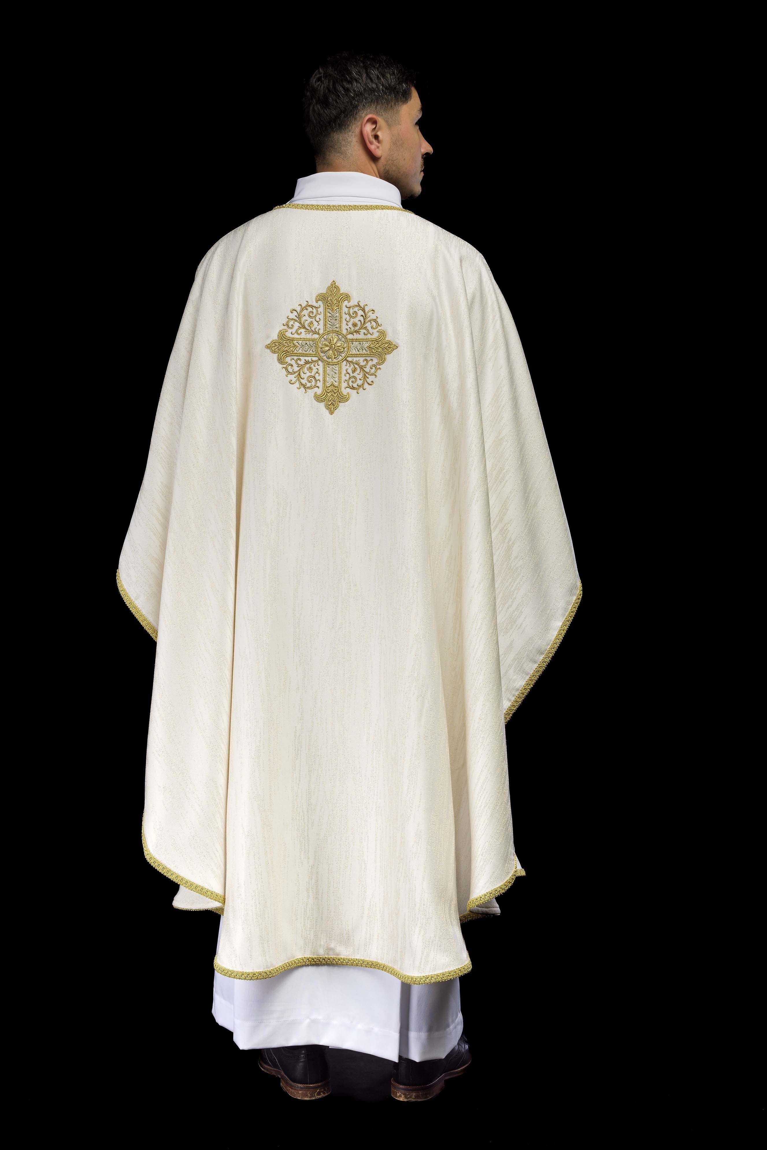 Casula creme com motivo de cruz bordada em tecido decorativo - chasubles.com.br