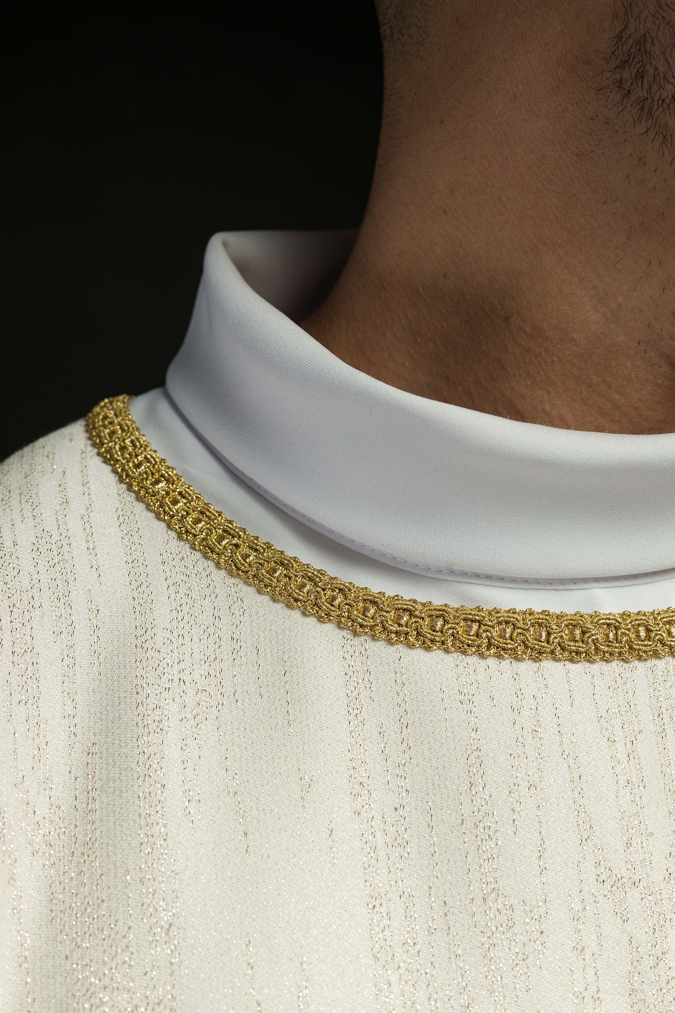 Casula creme com motivo de cruz bordada em tecido decorativo - chasubles.com.br