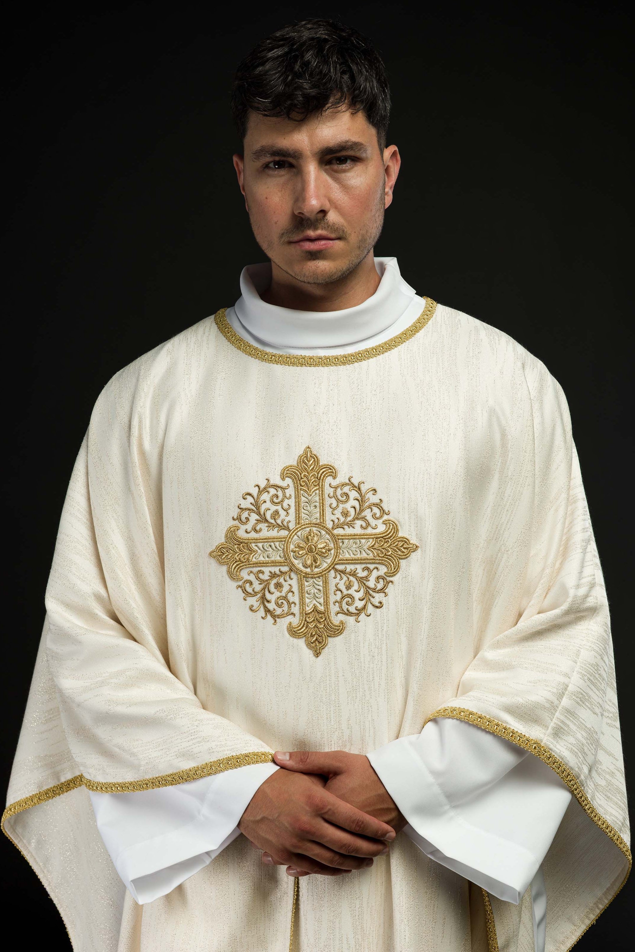 Casula creme com motivo de cruz bordada em tecido decorativo - chasubles.com.br
