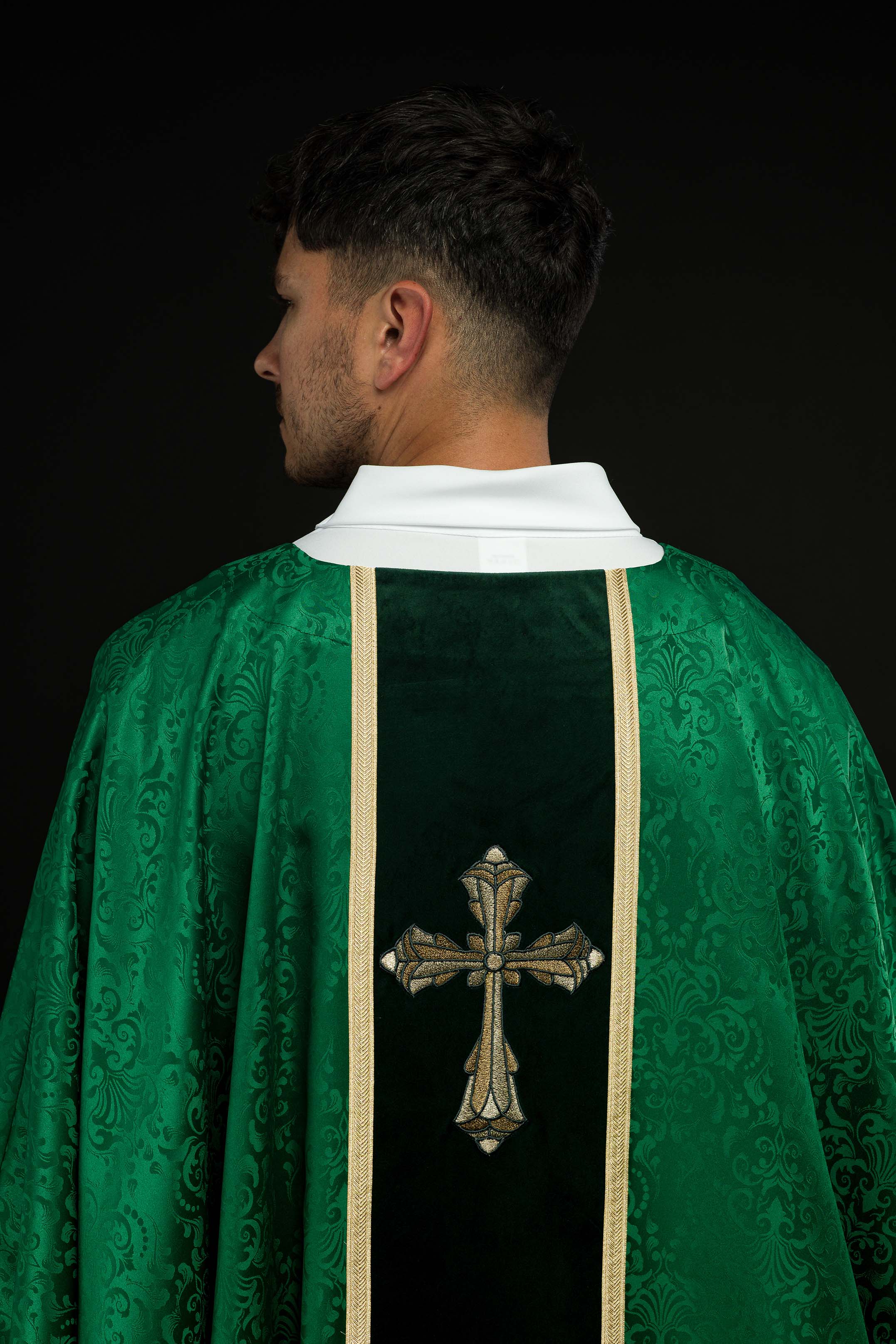 Casula litúrgica verde com faixa e bordado de cruz em tecido jacquard