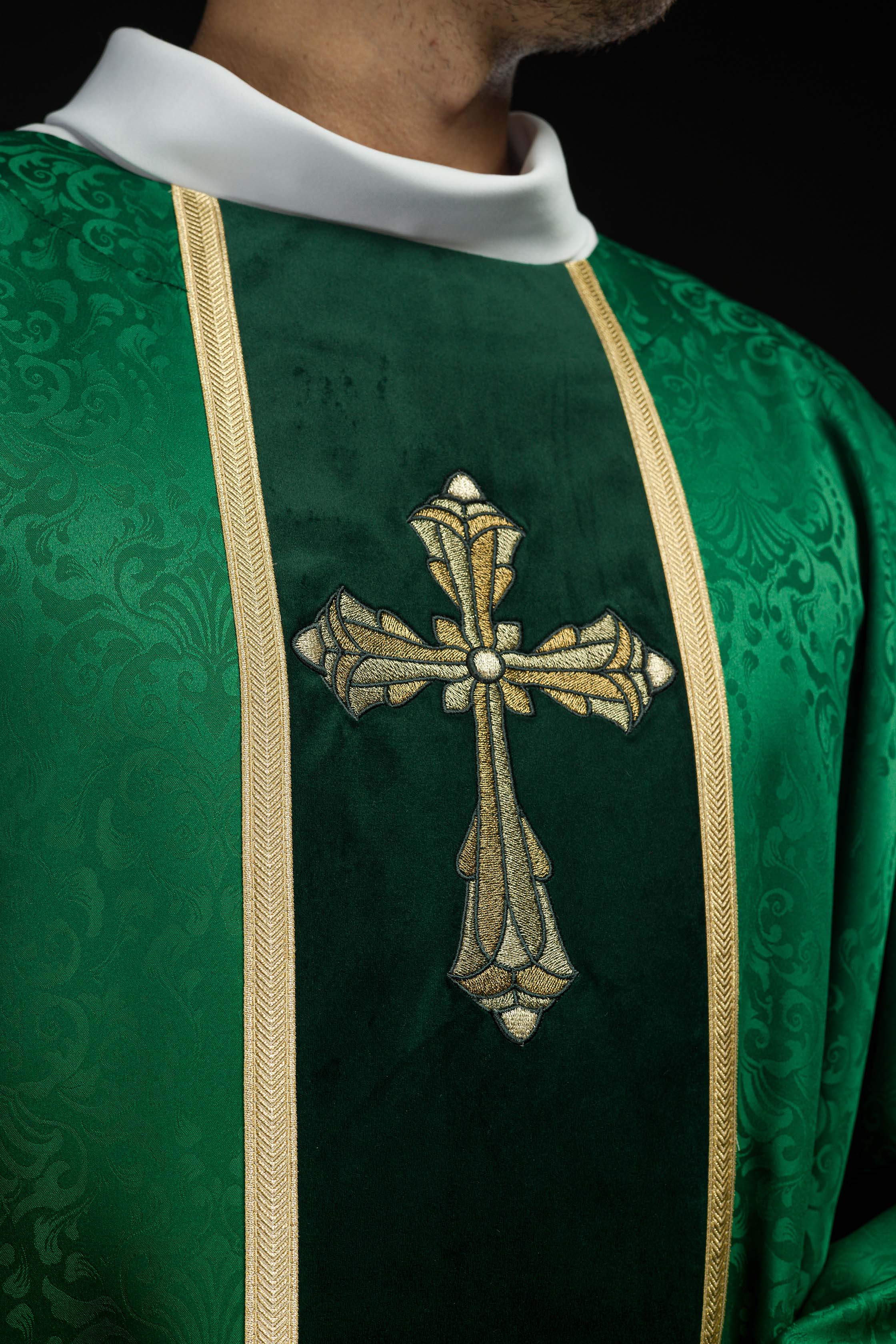 Casula litúrgica verde com faixa e bordado de cruz em tecido jacquard