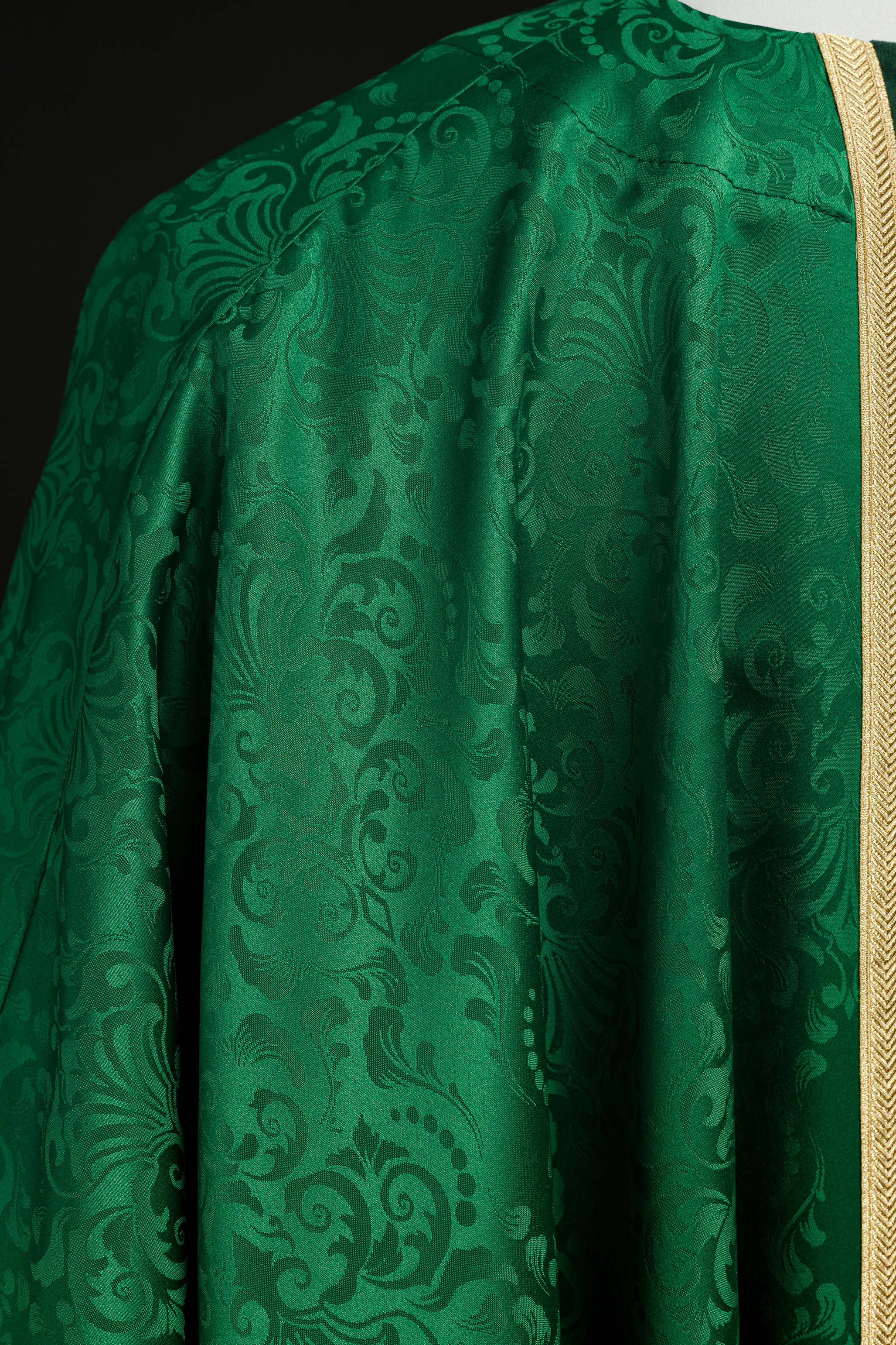 Casula litúrgica verde com faixa e bordado de cruz em tecido jacquard