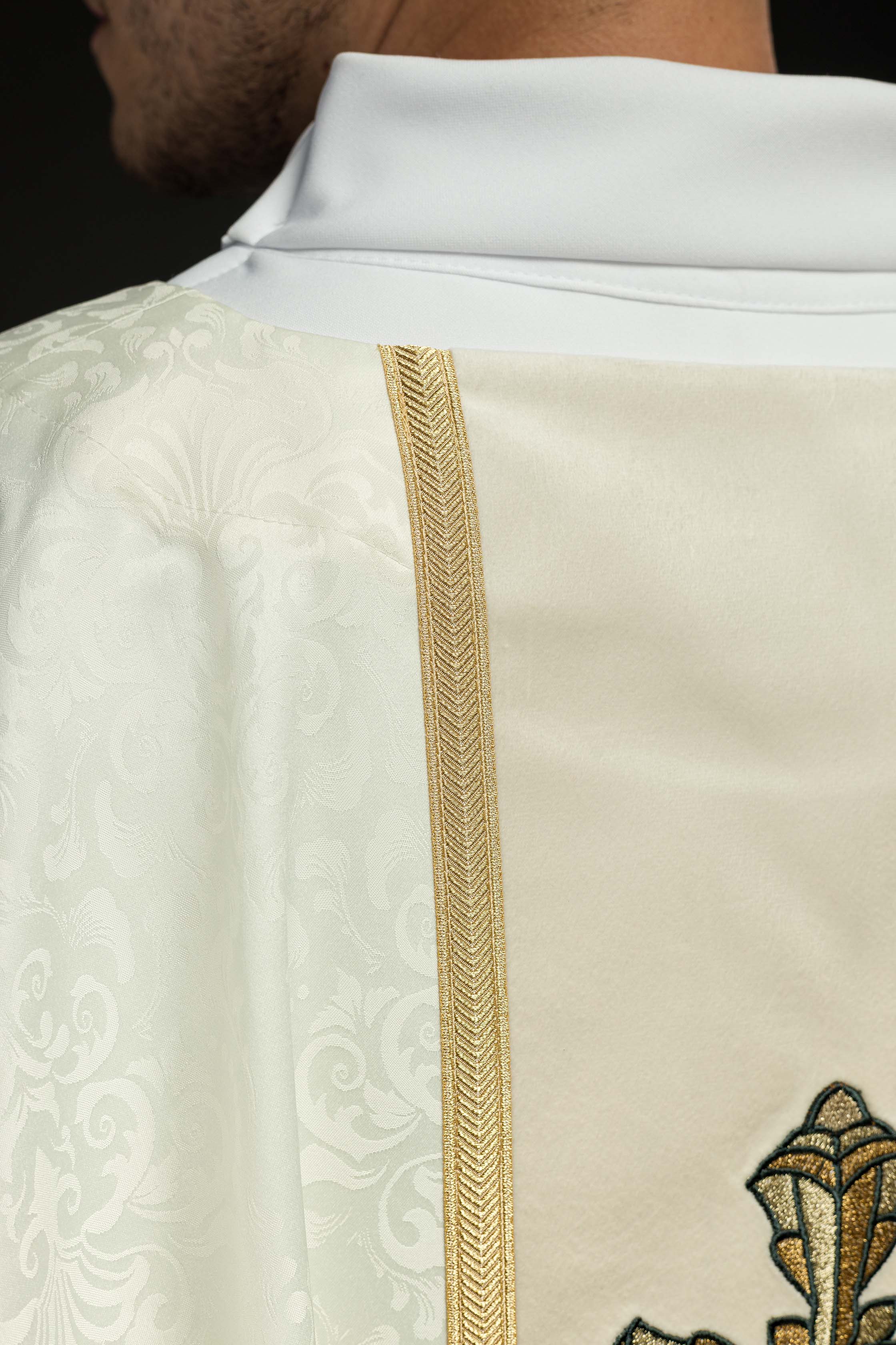 Casula litúrgica creme com faixa e bordado de cruz em tecido jacquard