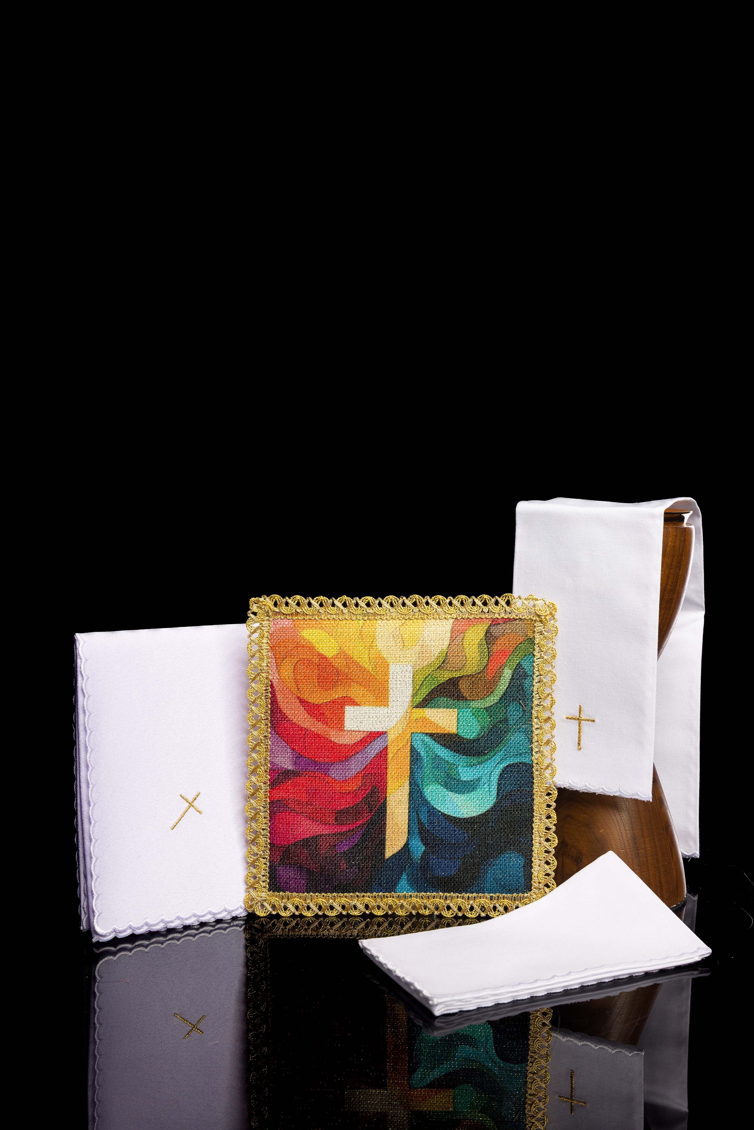 Conjunto de alfaias litúrgicas estampado multicolorido com motivo de cruz