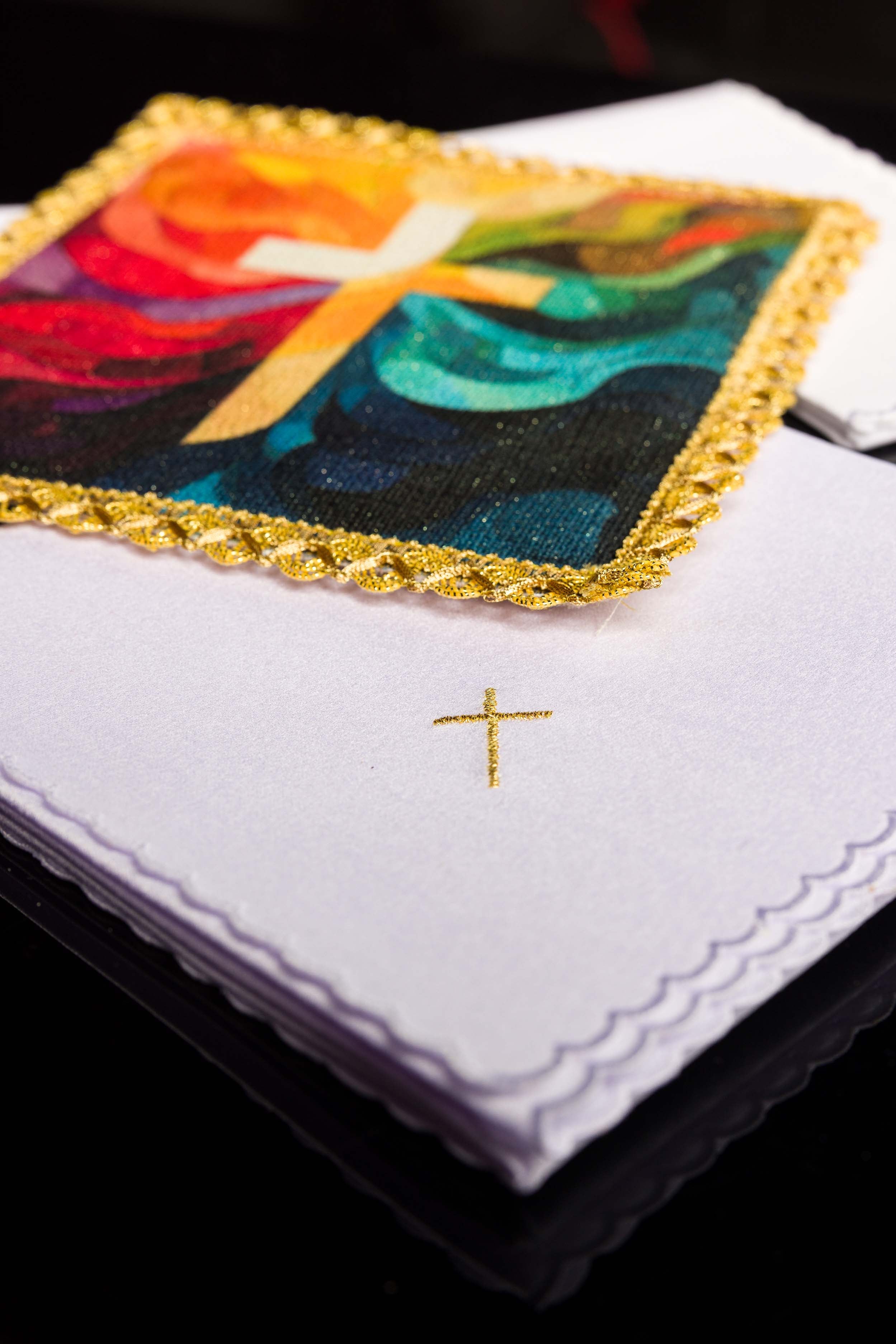 Conjunto de alfaias litúrgicas estampado multicolorido com motivo de cruz