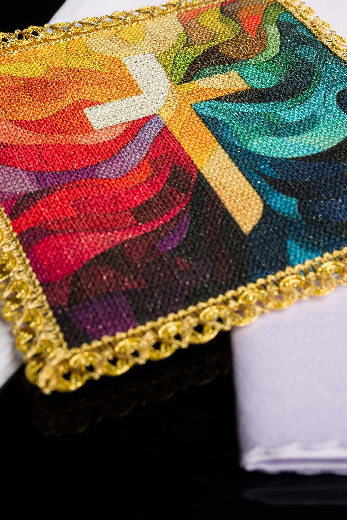 Conjunto de alfaias litúrgicas estampado multicolorido com motivo de cruz