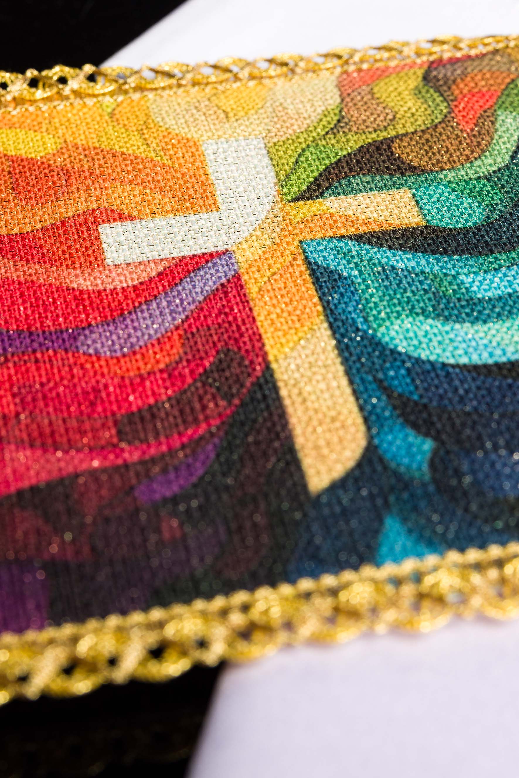 Conjunto de alfaias litúrgicas estampado multicolorido com motivo de cruz