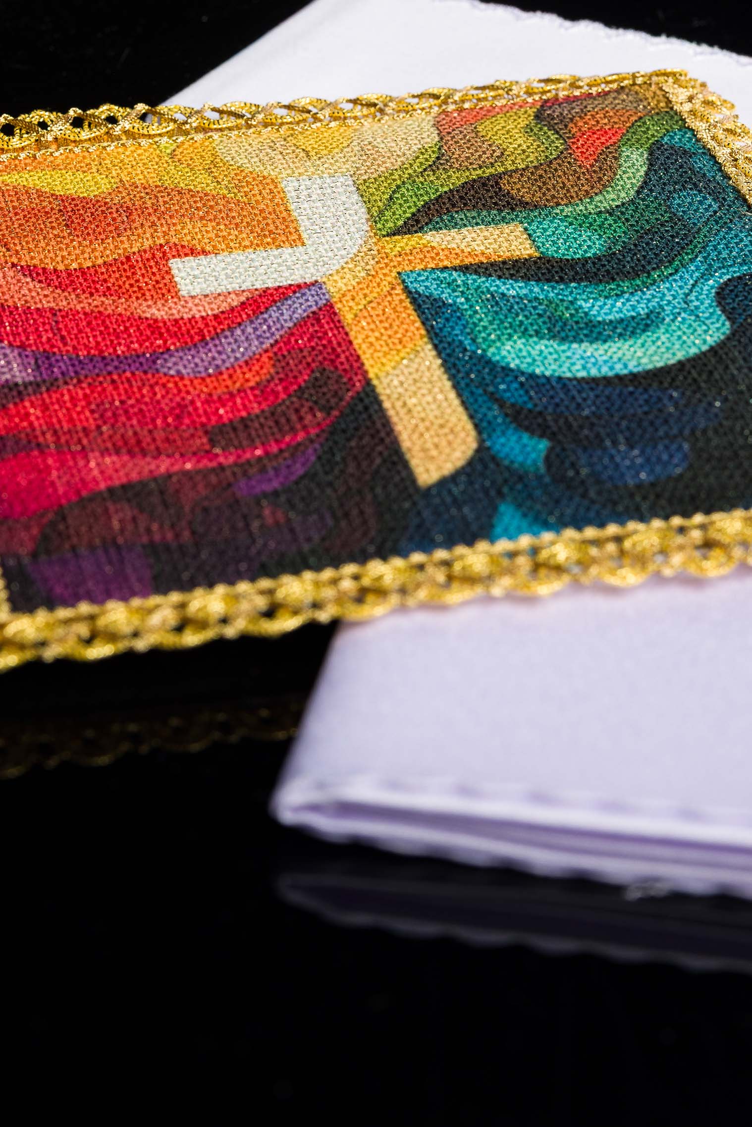 Conjunto de alfaias litúrgicas estampado multicolorido com motivo de cruz