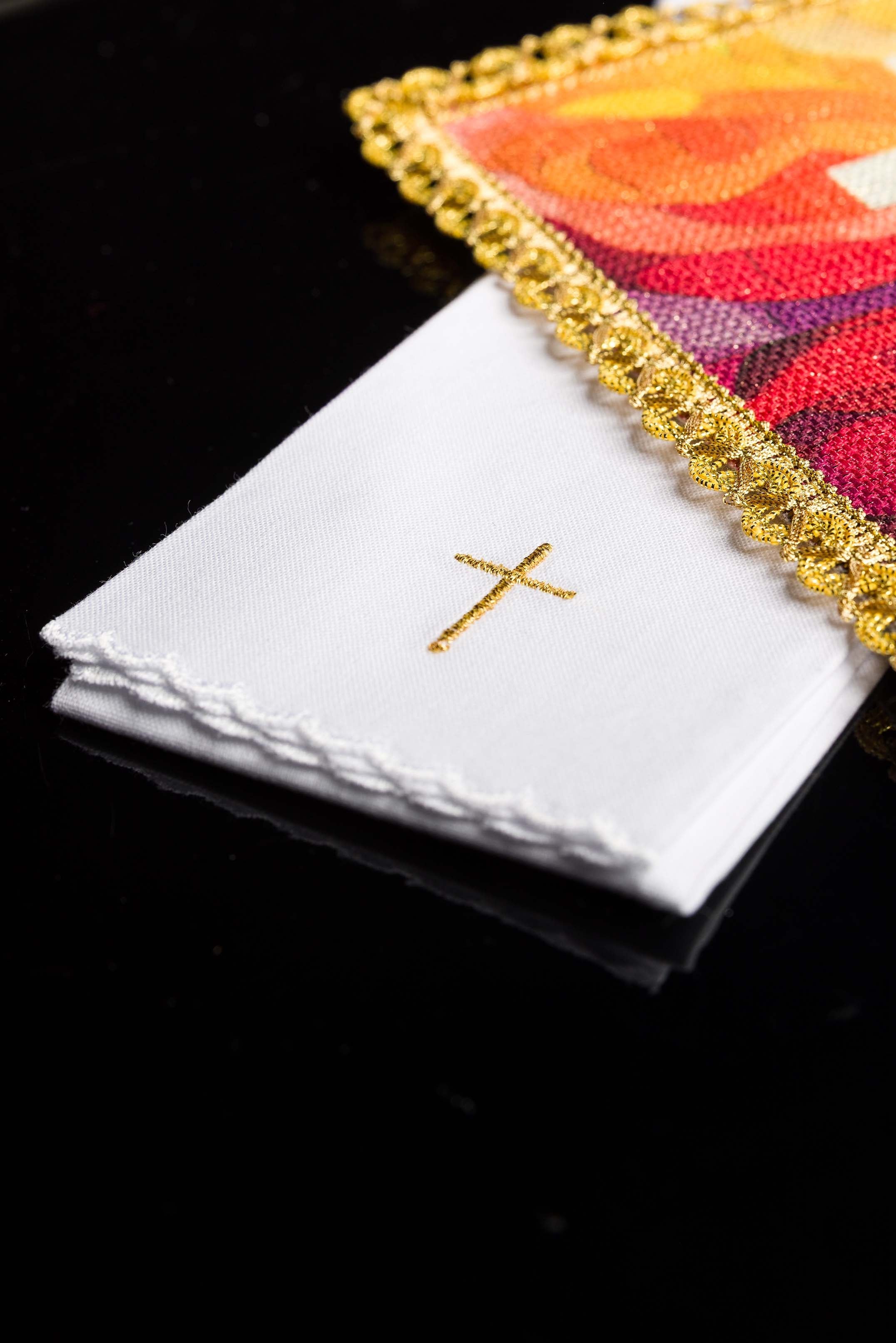 Conjunto de alfaias litúrgicas estampado multicolorido com motivo de cruz