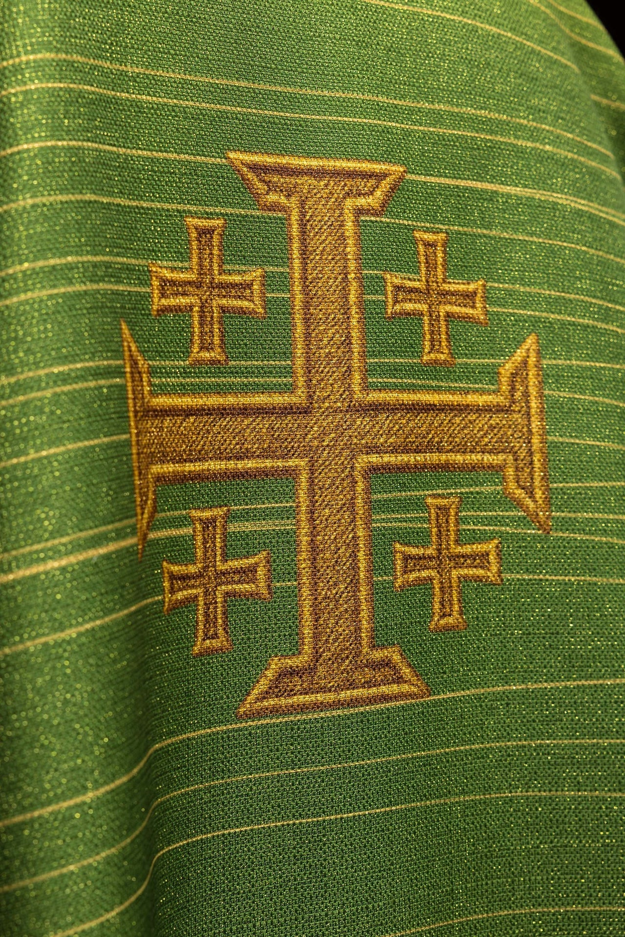 Casula estampada com Cruz de Jerusalém verde