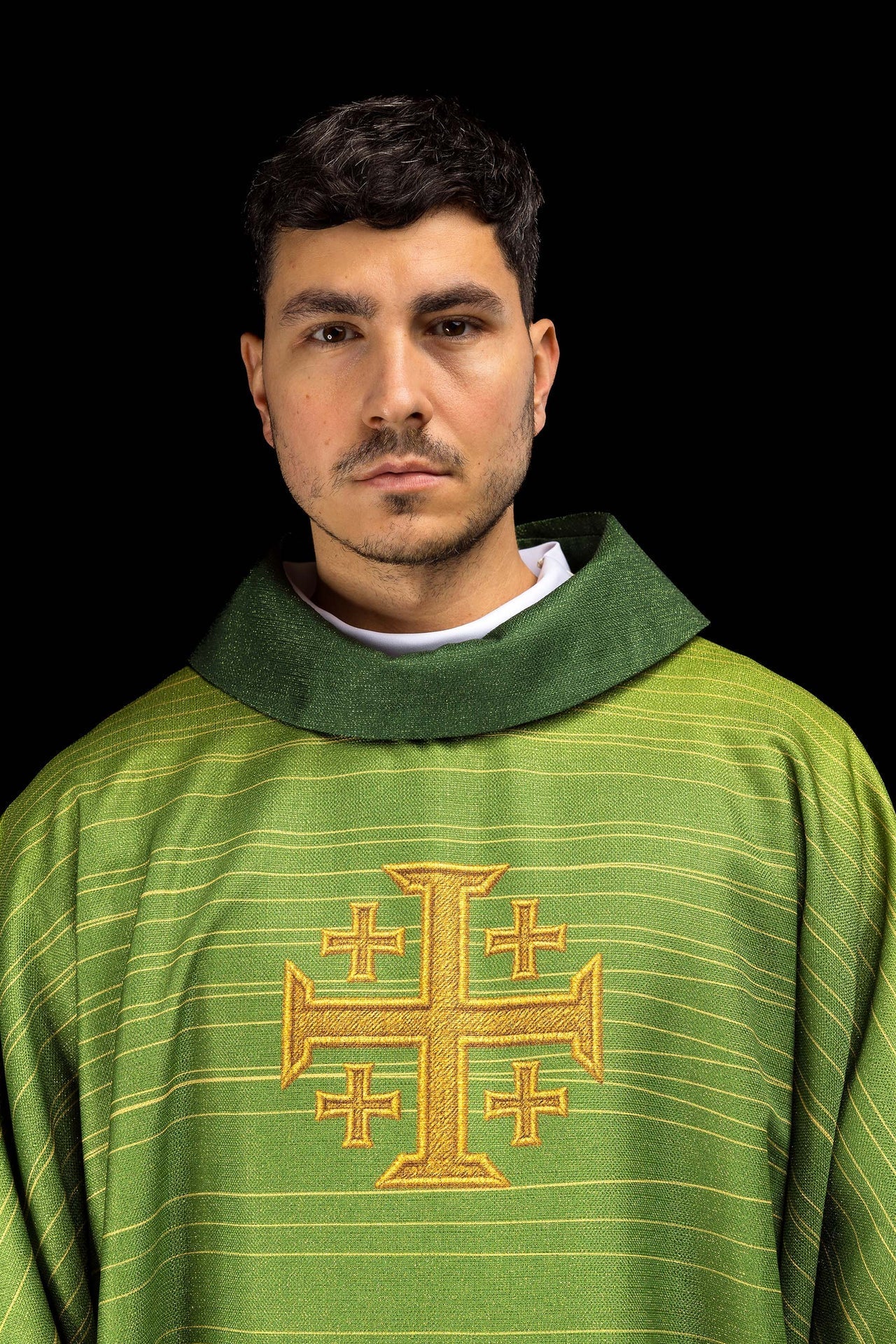 Casula estampada com Cruz de Jerusalém verde
