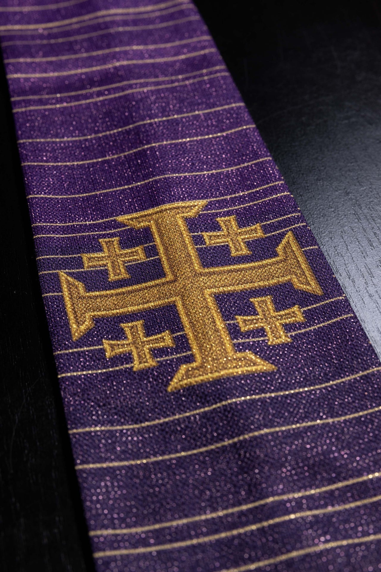 Casula estampada com Cruz de Jerusalém roxa